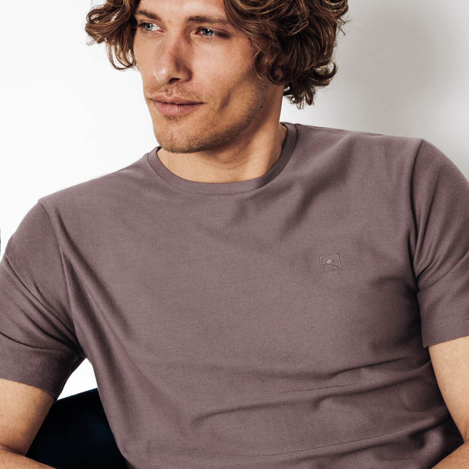 Tee shirt brod&eacute; mati&egrave;re reli&eacute;f&eacute;e