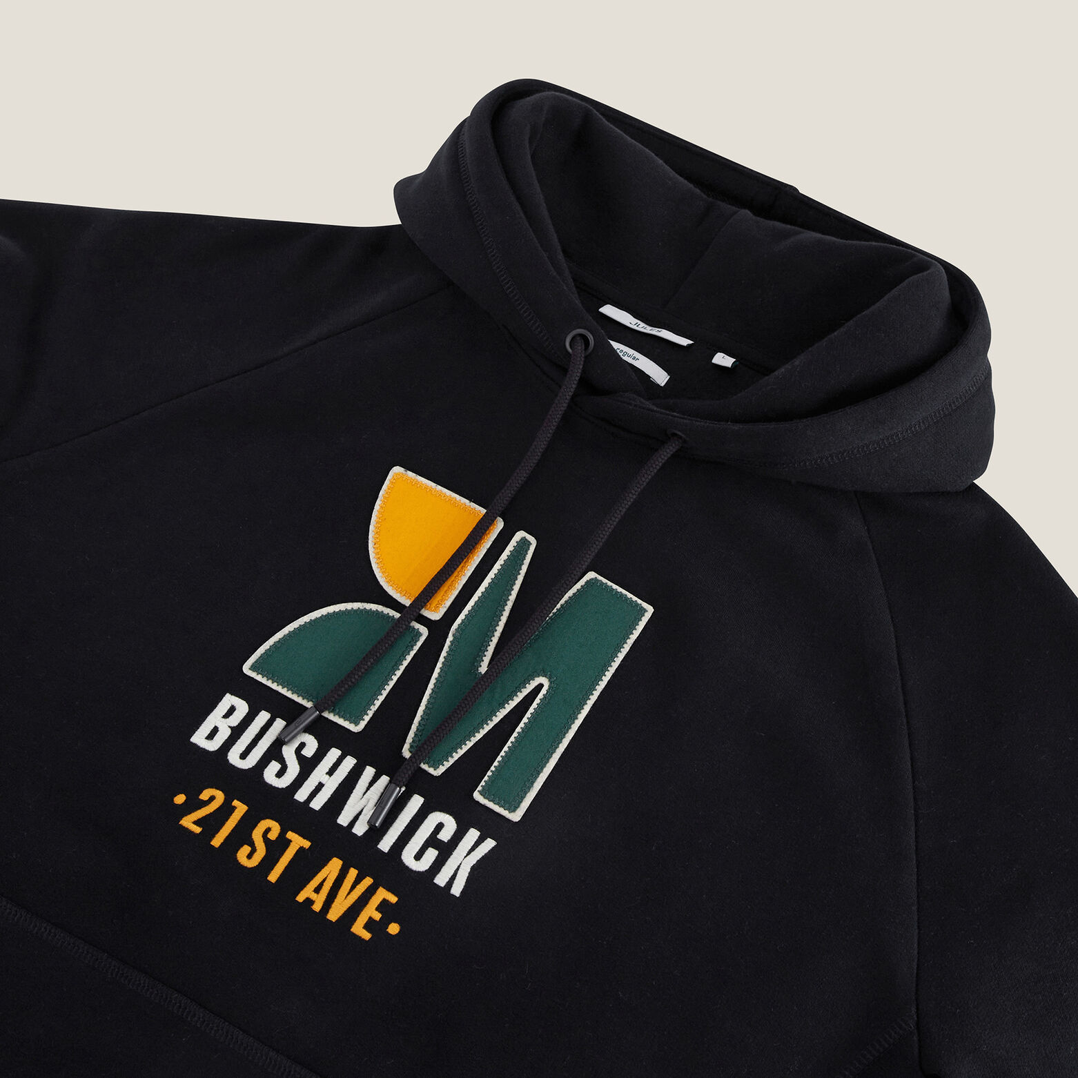 Sweat &agrave; capuche patch et broderie devant