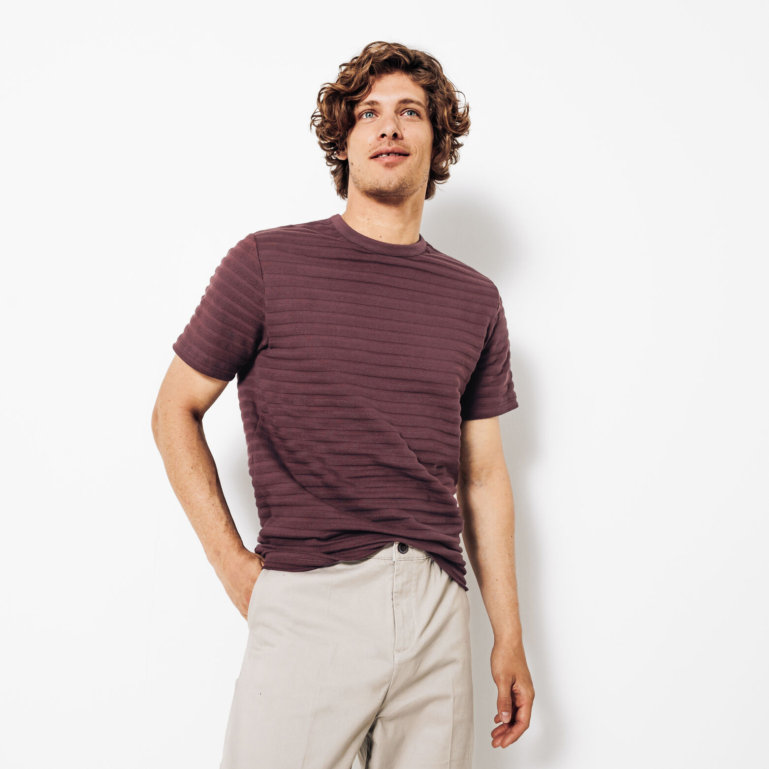 T-shirt met ronde hals in reli&euml;fstof