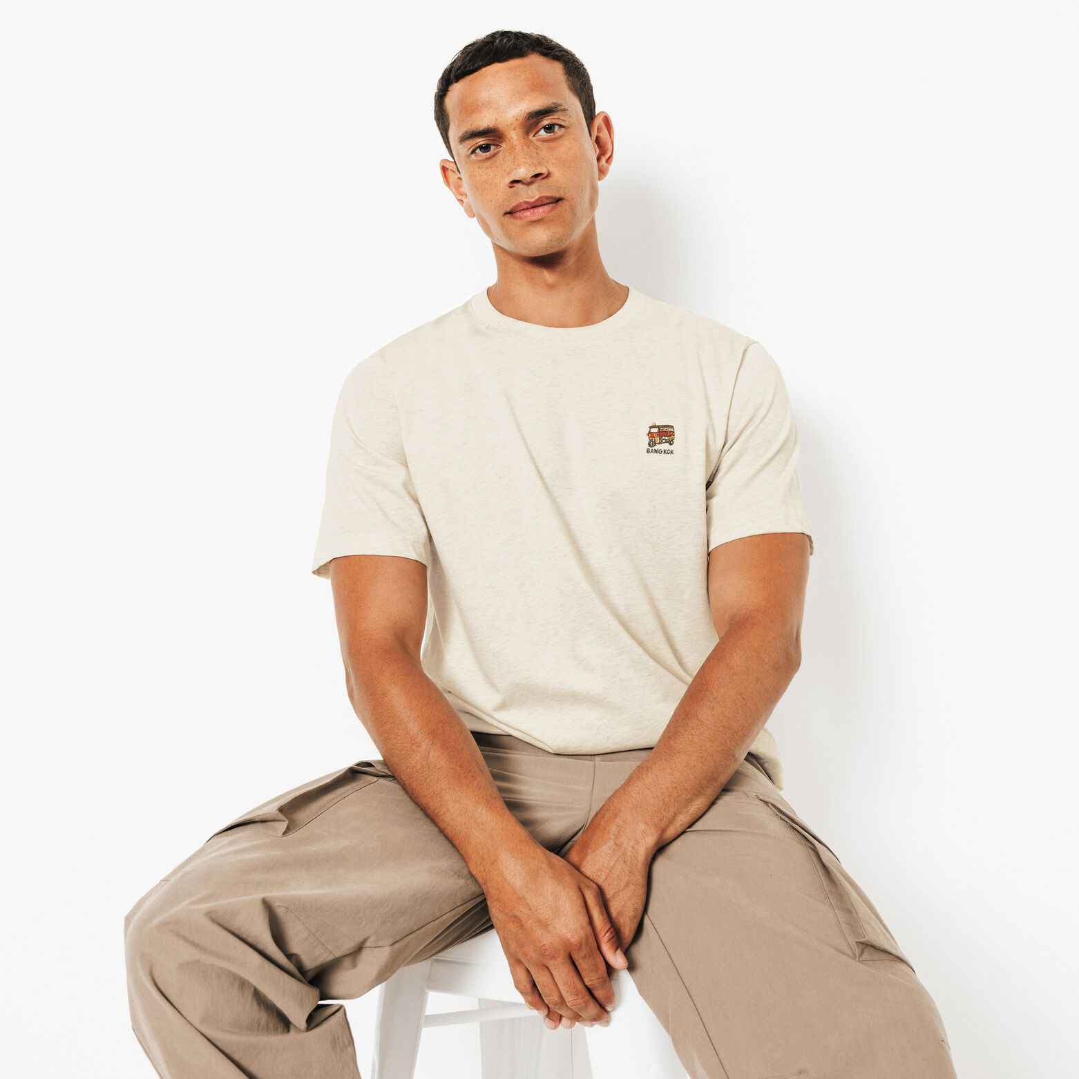 Geborduurd t-shirt ronde hals in gem&ecirc;leerde stof