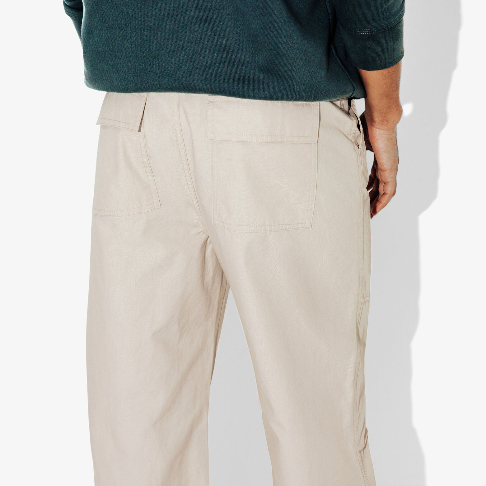 Pantalon chino large avec d&eacute;coupes