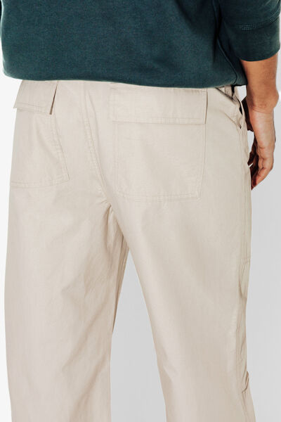 Pantalon chino large avec d&eacute;coupes