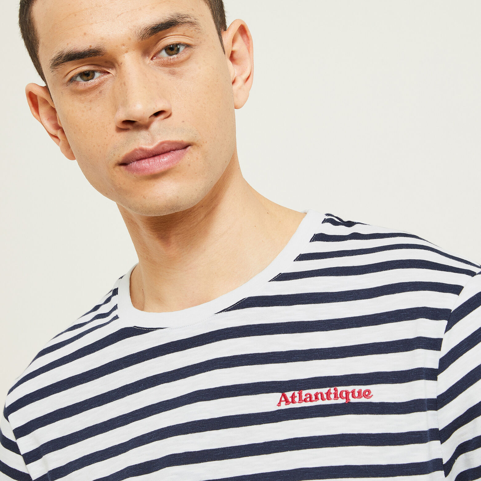 Geborduurde marine-T-shirt