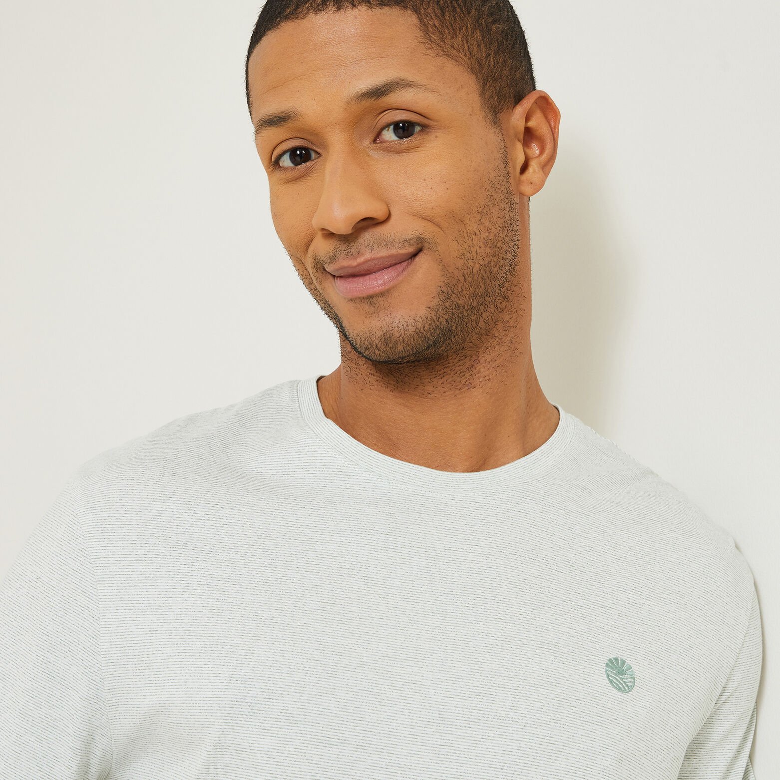 T-shirt met microstrepen en borduursel op de borst