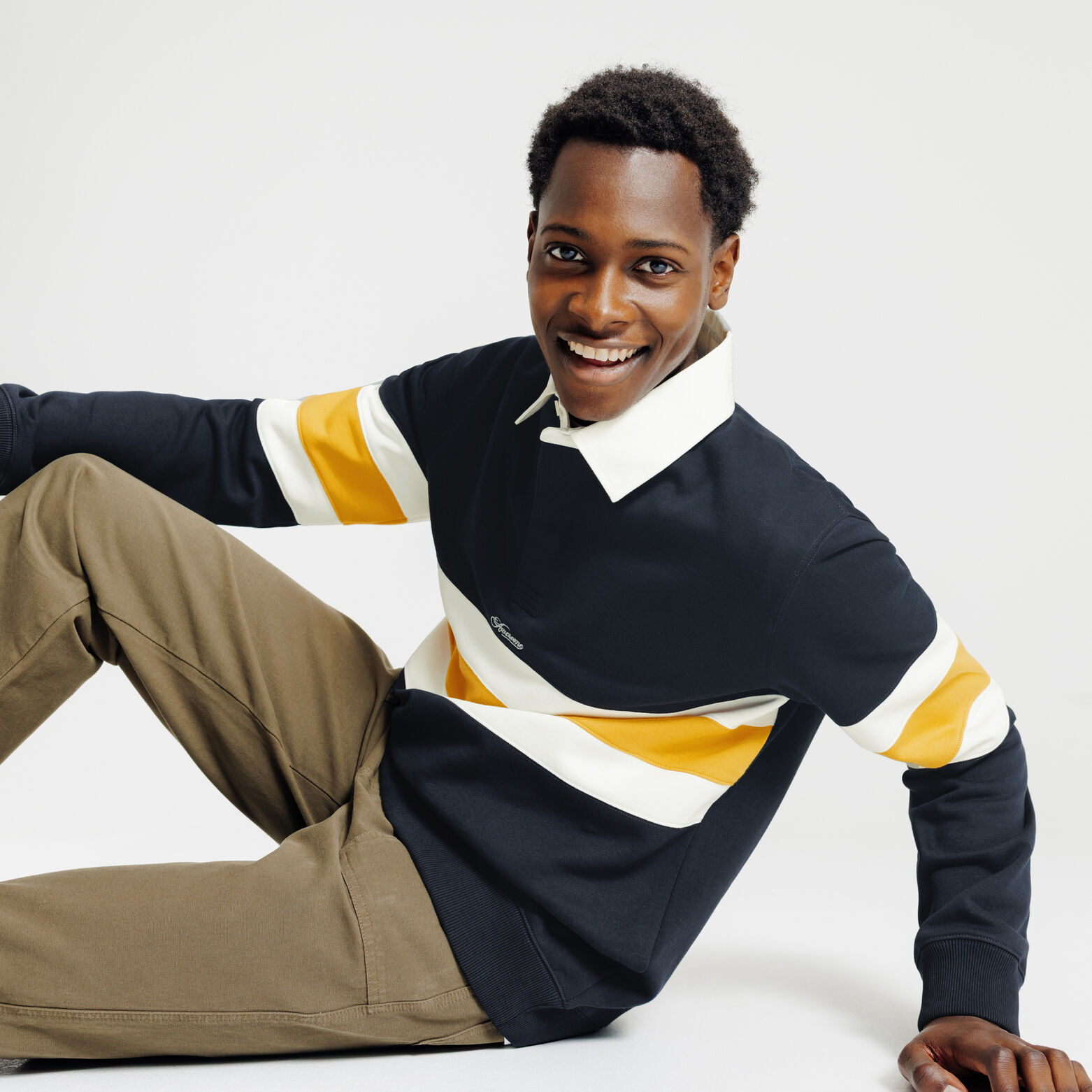 Sweat col polo contrast&eacute; animation