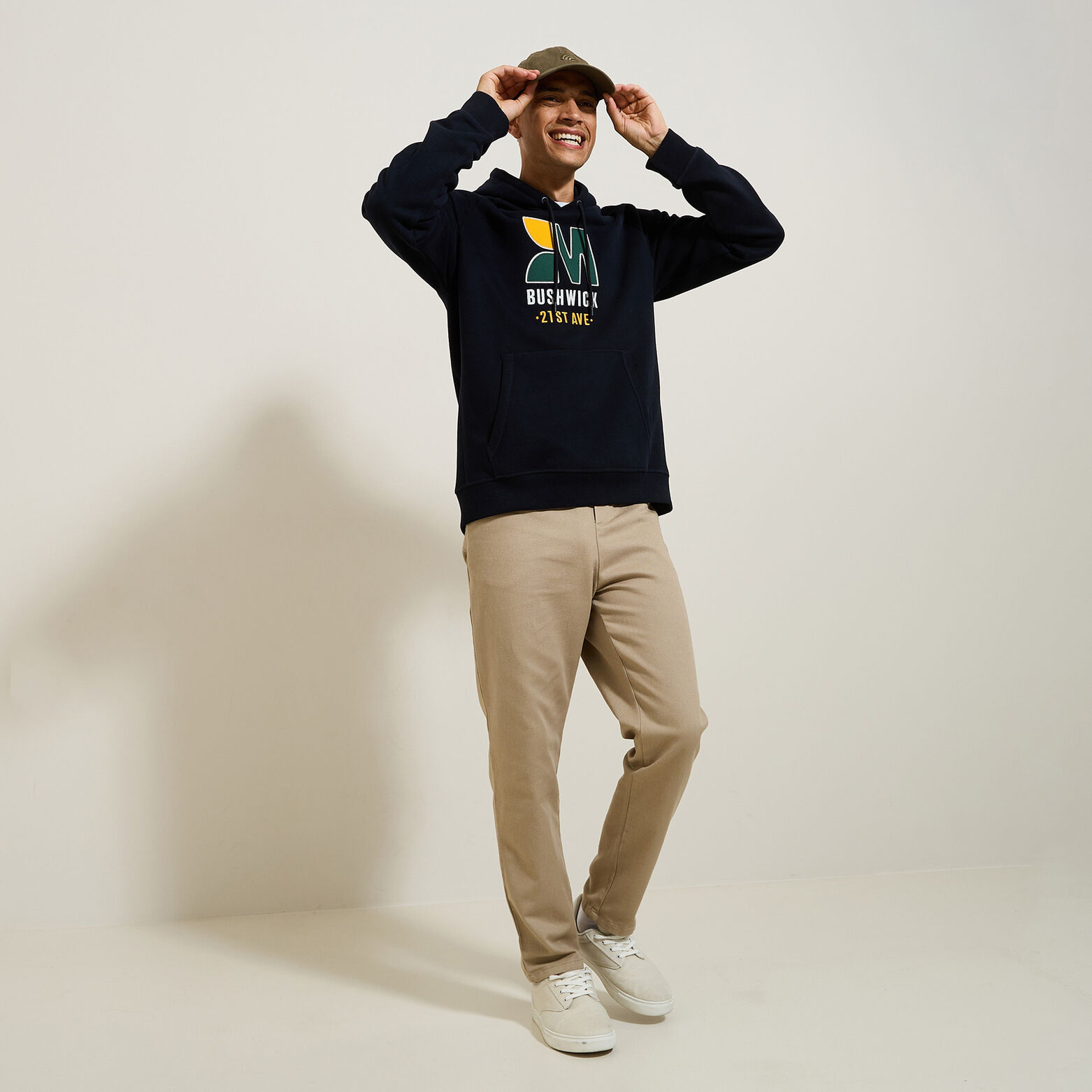 Sweat &agrave; capuche patch et broderie devant