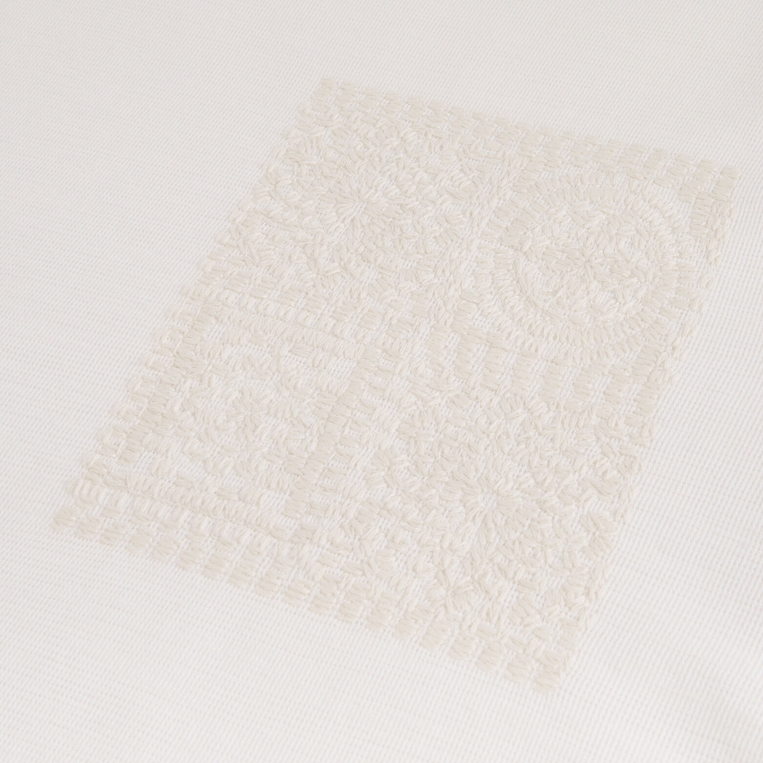 Tee shirt mati&egrave;re reli&eacute;f&eacute;e d&eacute;tail macram&eacute;