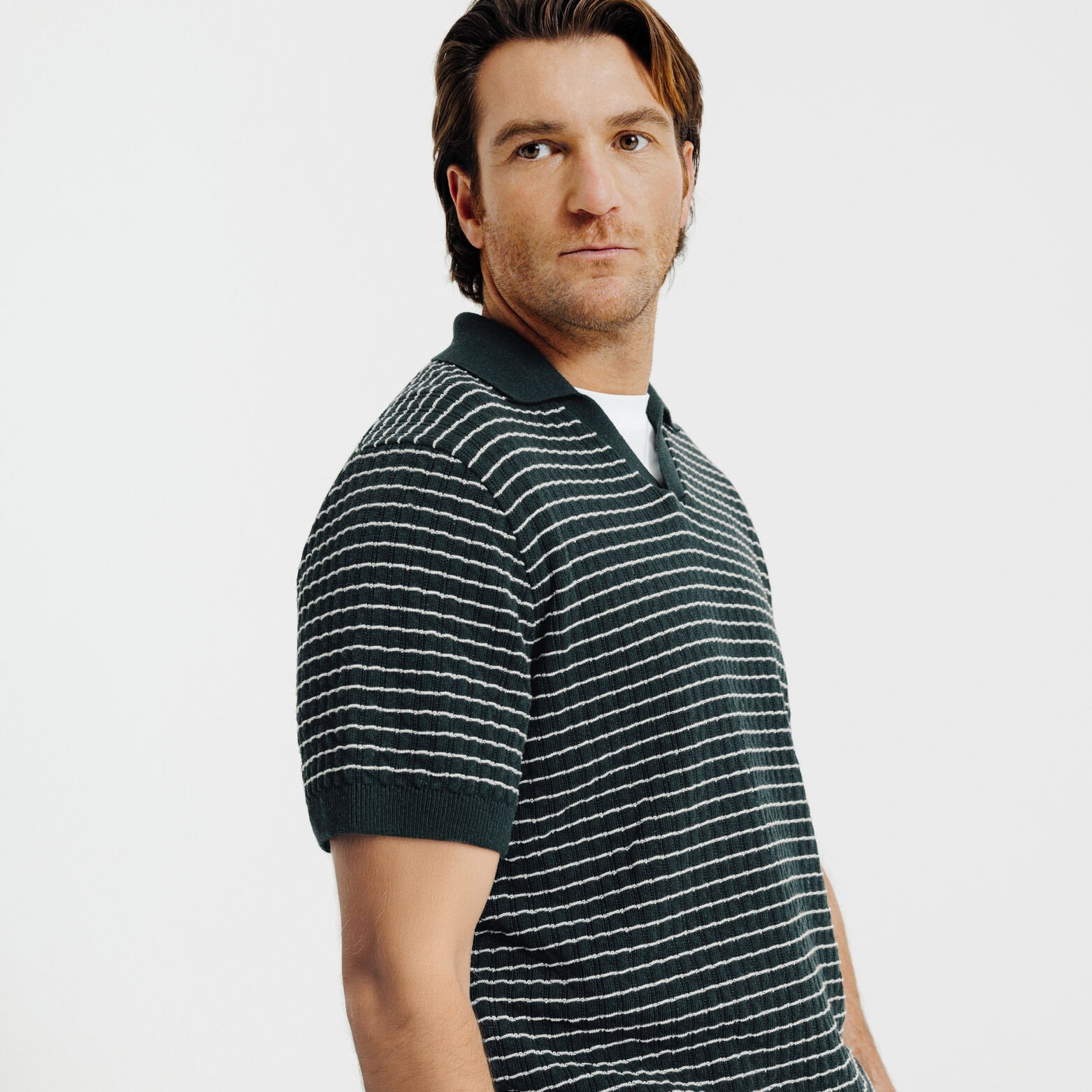 Pull manches courtes col polo resort ray&eacute; relief&eacute;