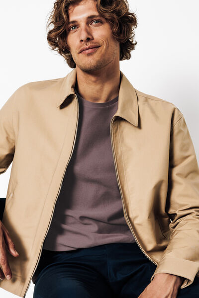 Tee shirt brod&eacute; mati&egrave;re reli&eacute;f&eacute;e