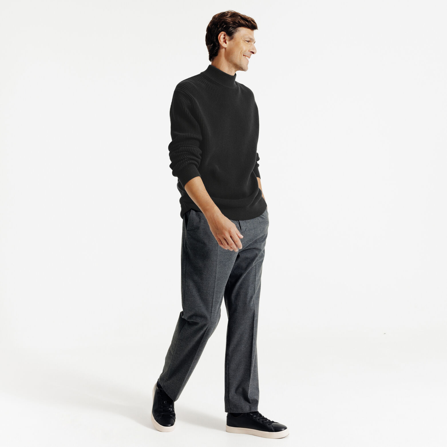 Pull col chemin&eacute;e en c&ocirc;te