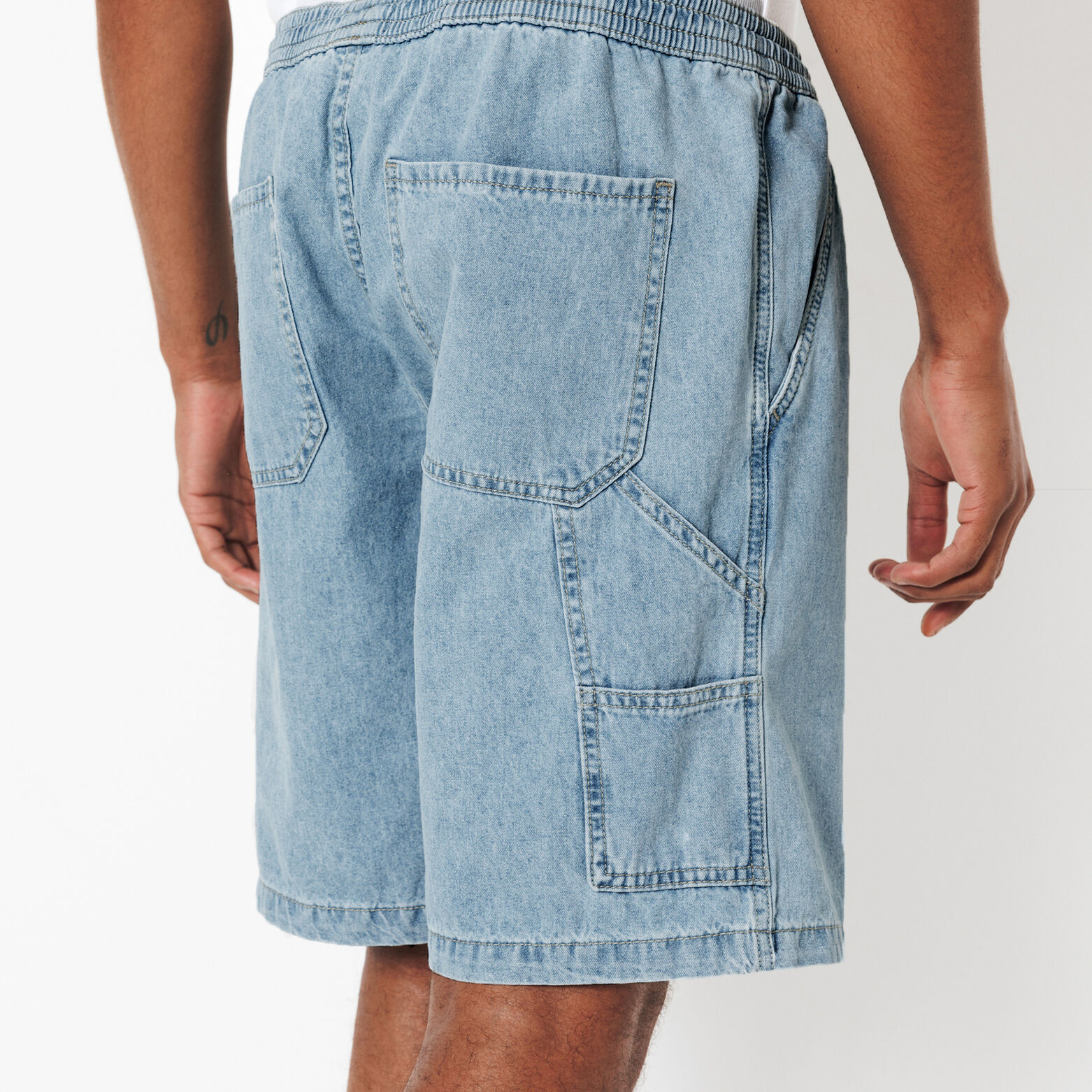 Short en jean d&eacute;tail charpentier