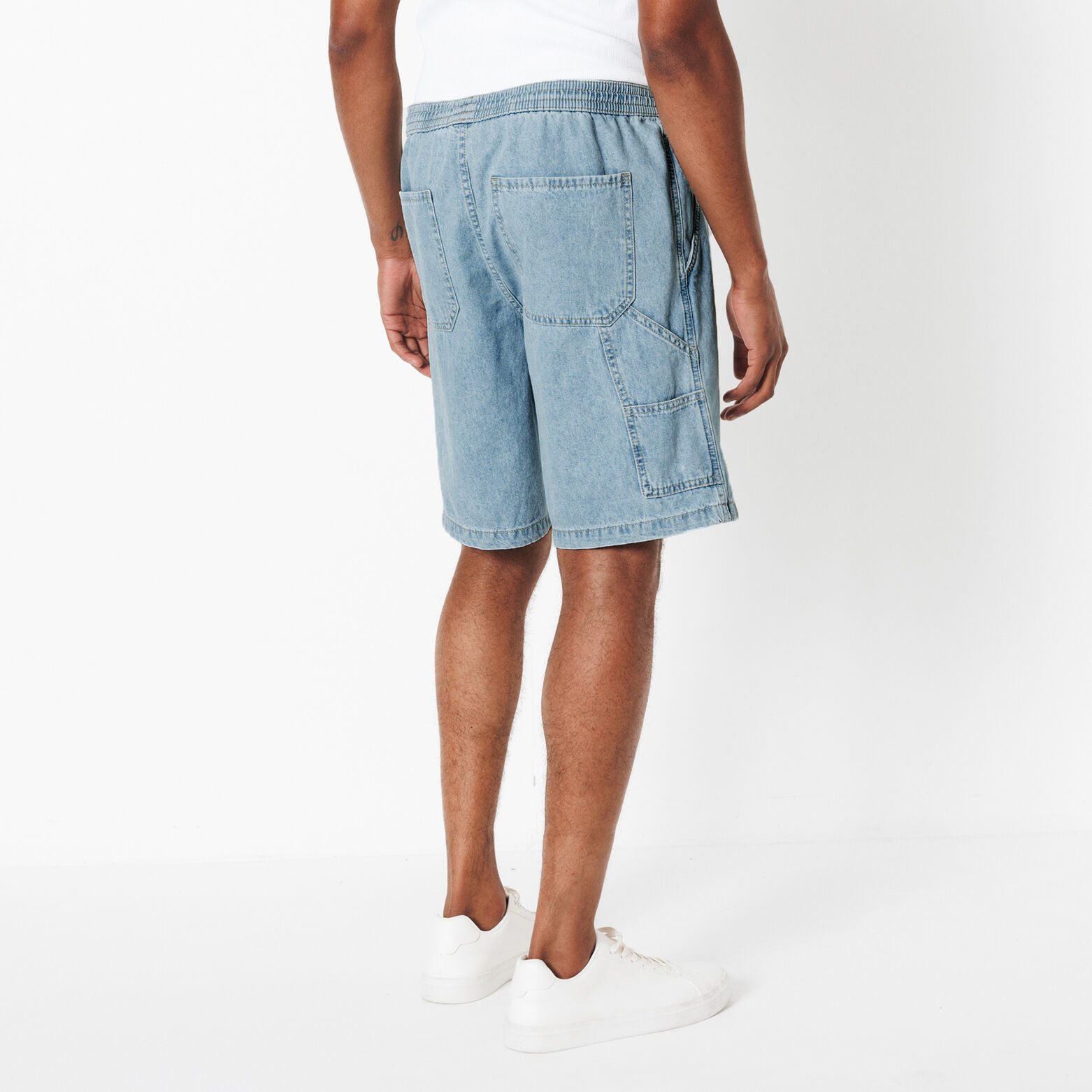 Short en jean d&eacute;tail charpentier