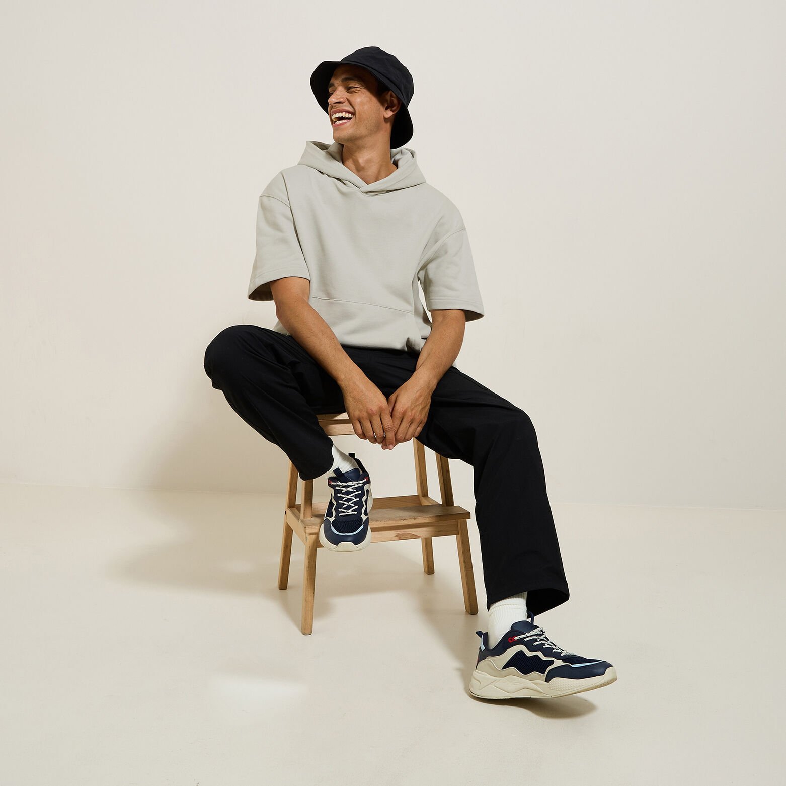 Sweat &agrave; capuche manches courtes uni