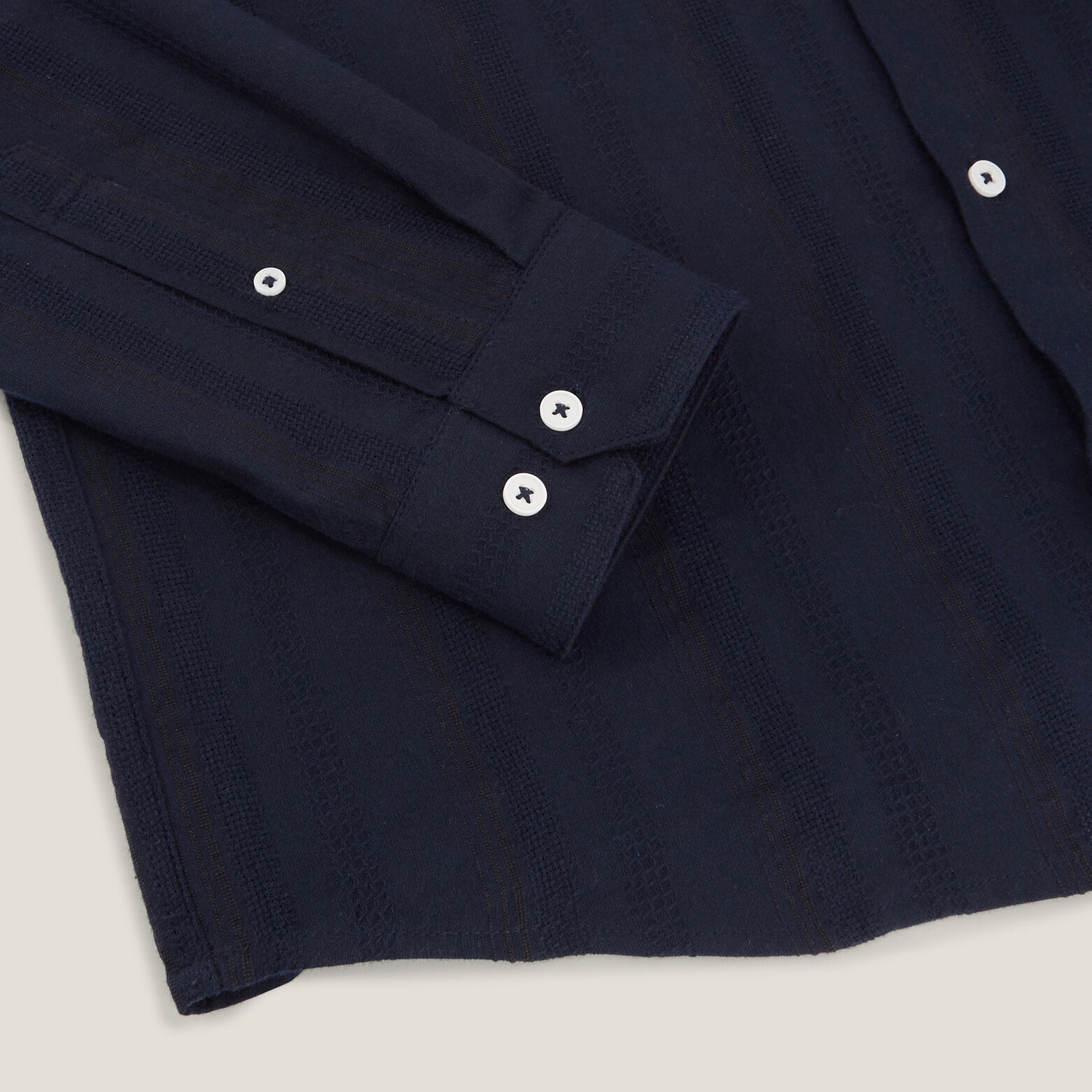 Chemise en coton mati&egrave;re textur&eacute;e