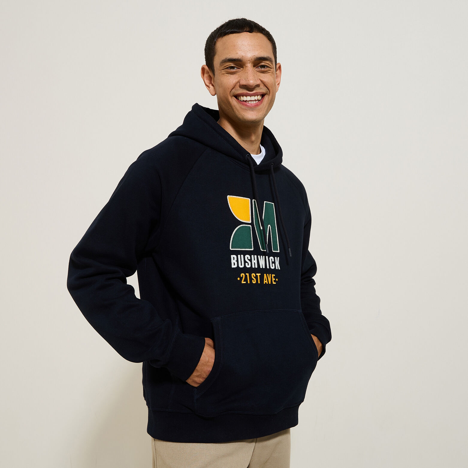 Sweat &agrave; capuche patch et broderie devant