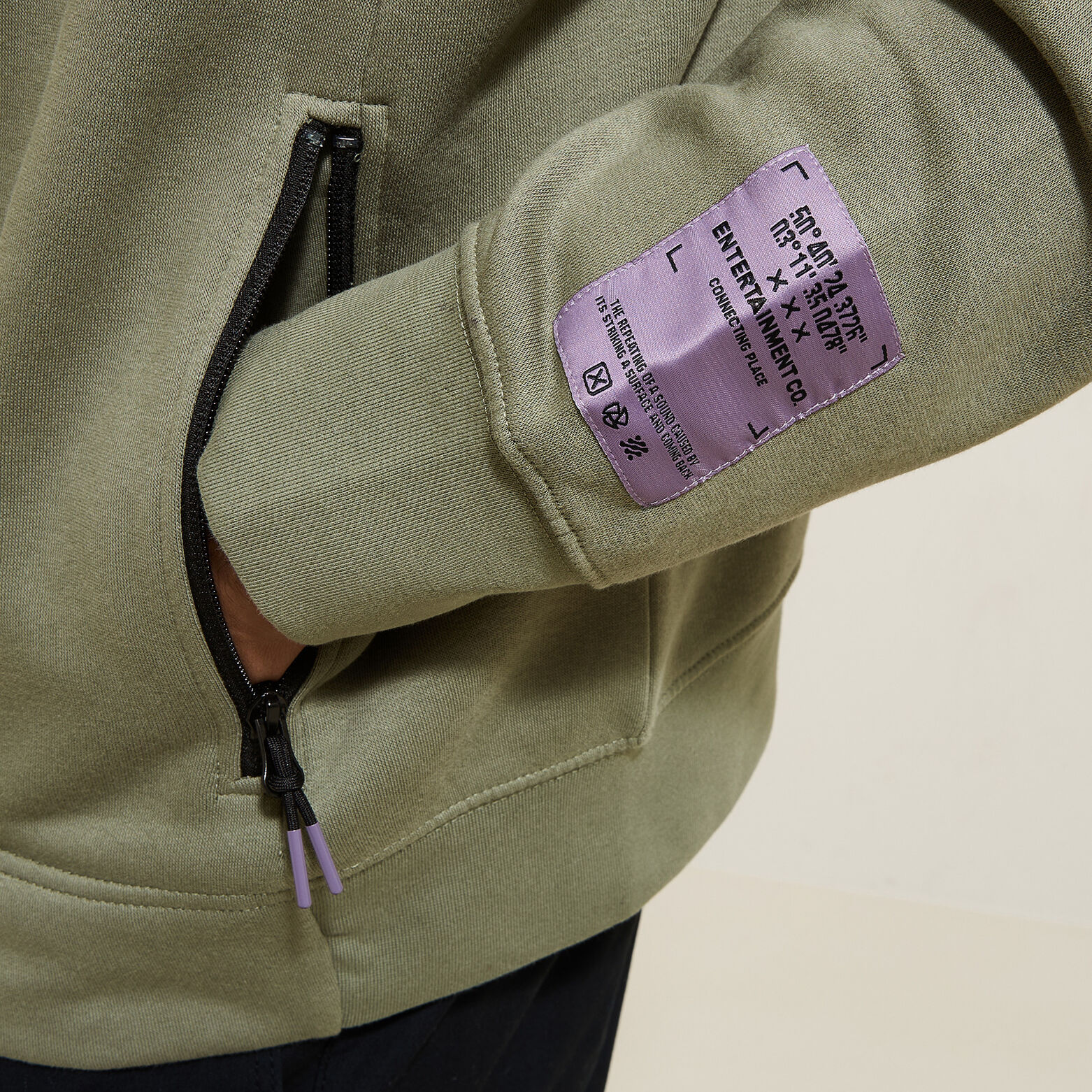 Sweat &agrave; capuche mati&egrave;re technique