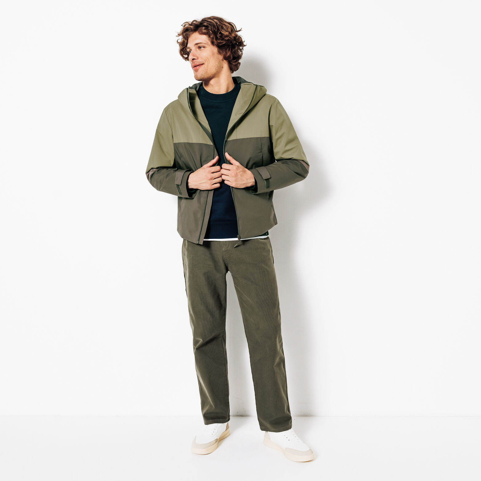 Blouson technique l&eacute;ger &agrave; capuche