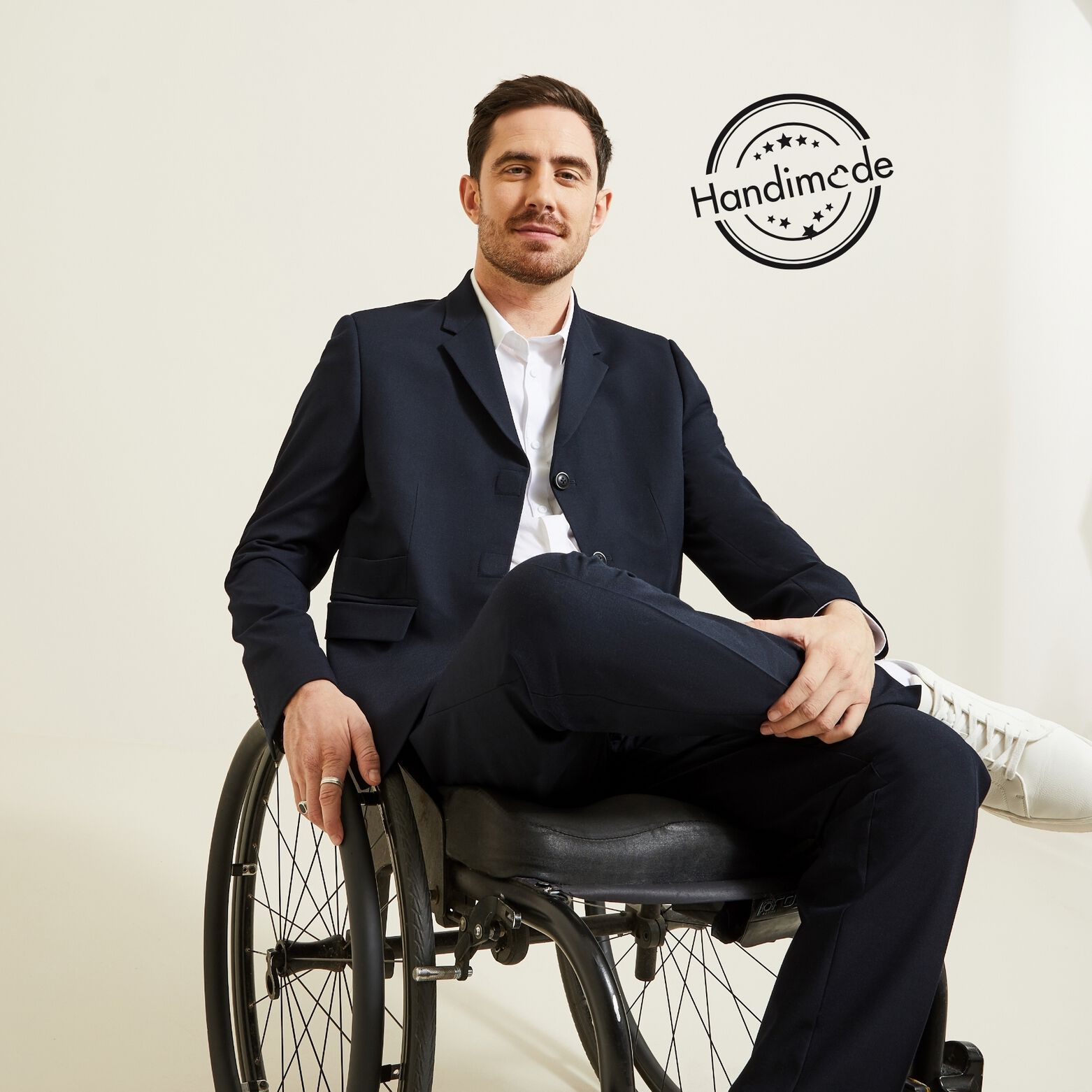 Veste de costume pour personne &agrave; mobilit&eacute; r&eacute;duite