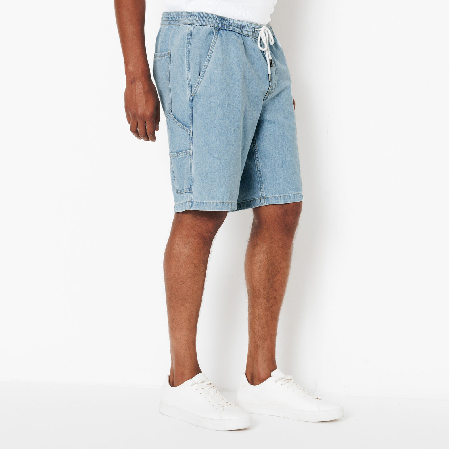 Short en jean d&eacute;tail charpentier