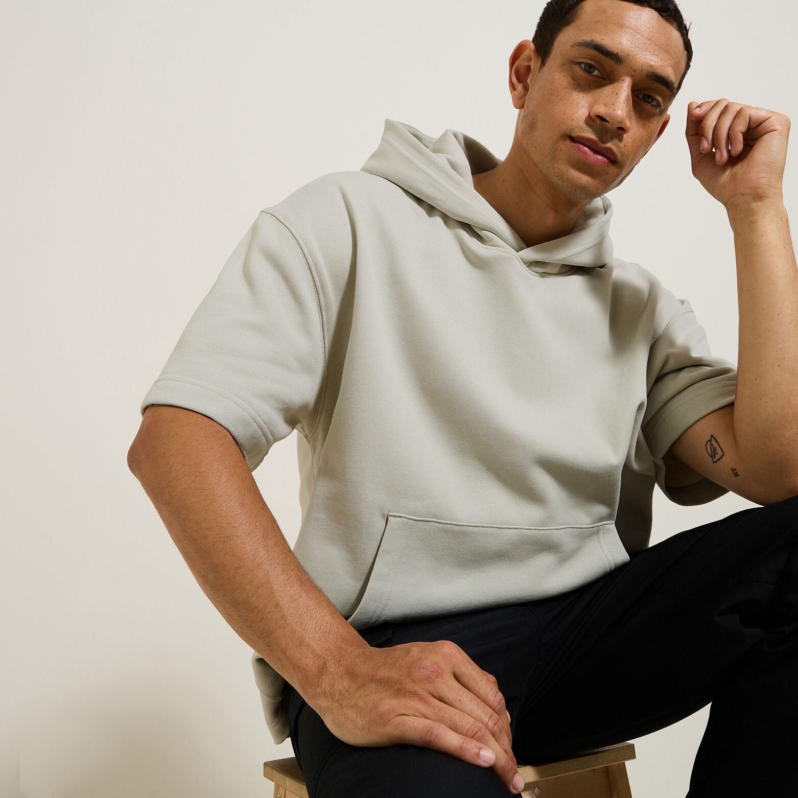 Sweat &agrave; capuche manches courtes uni