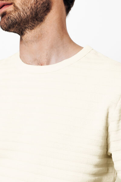 Tee shirt mati&egrave;re reli&eacute;f&eacute;e col rond