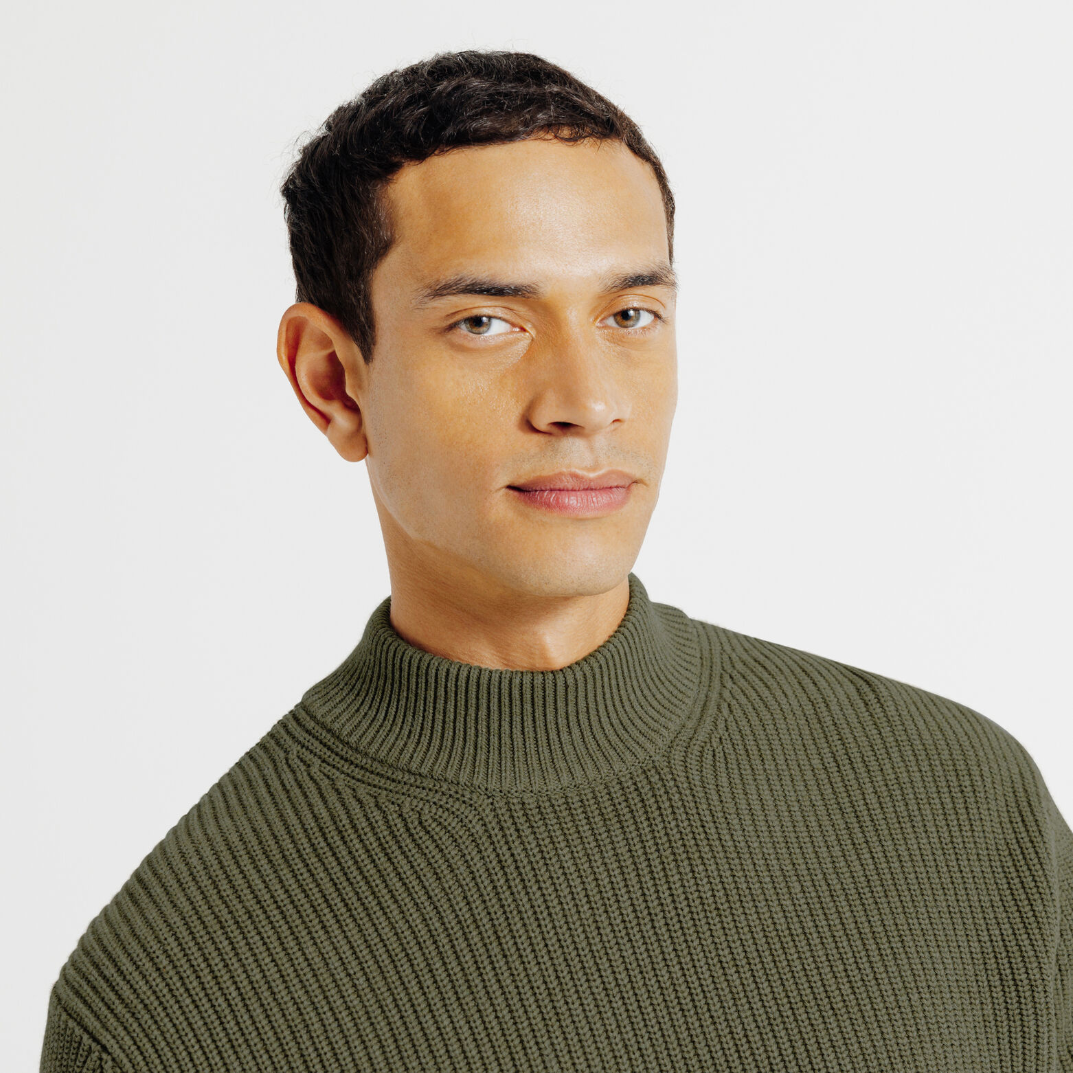 Pull col chemin&eacute;e en c&ocirc;te