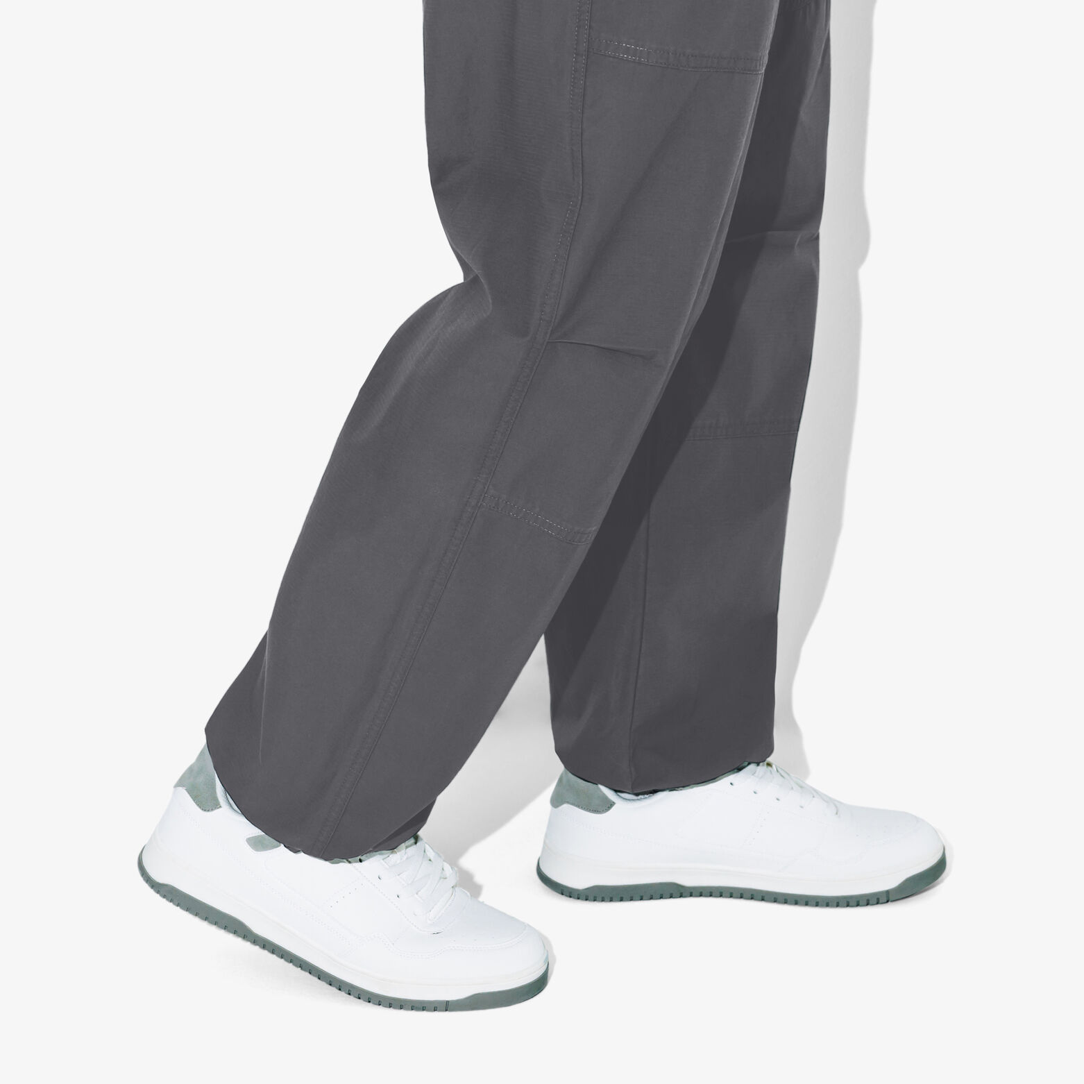 Pantalon chino large avec d&eacute;coupes