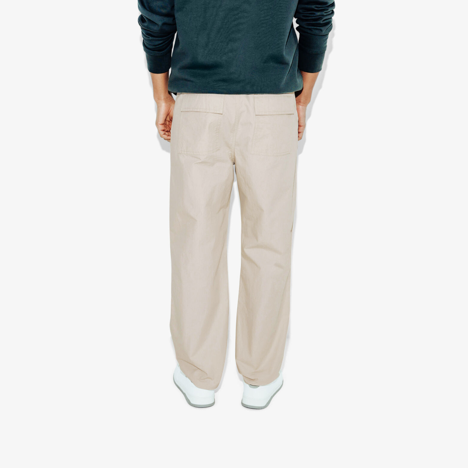 Pantalon chino large avec d&eacute;coupes