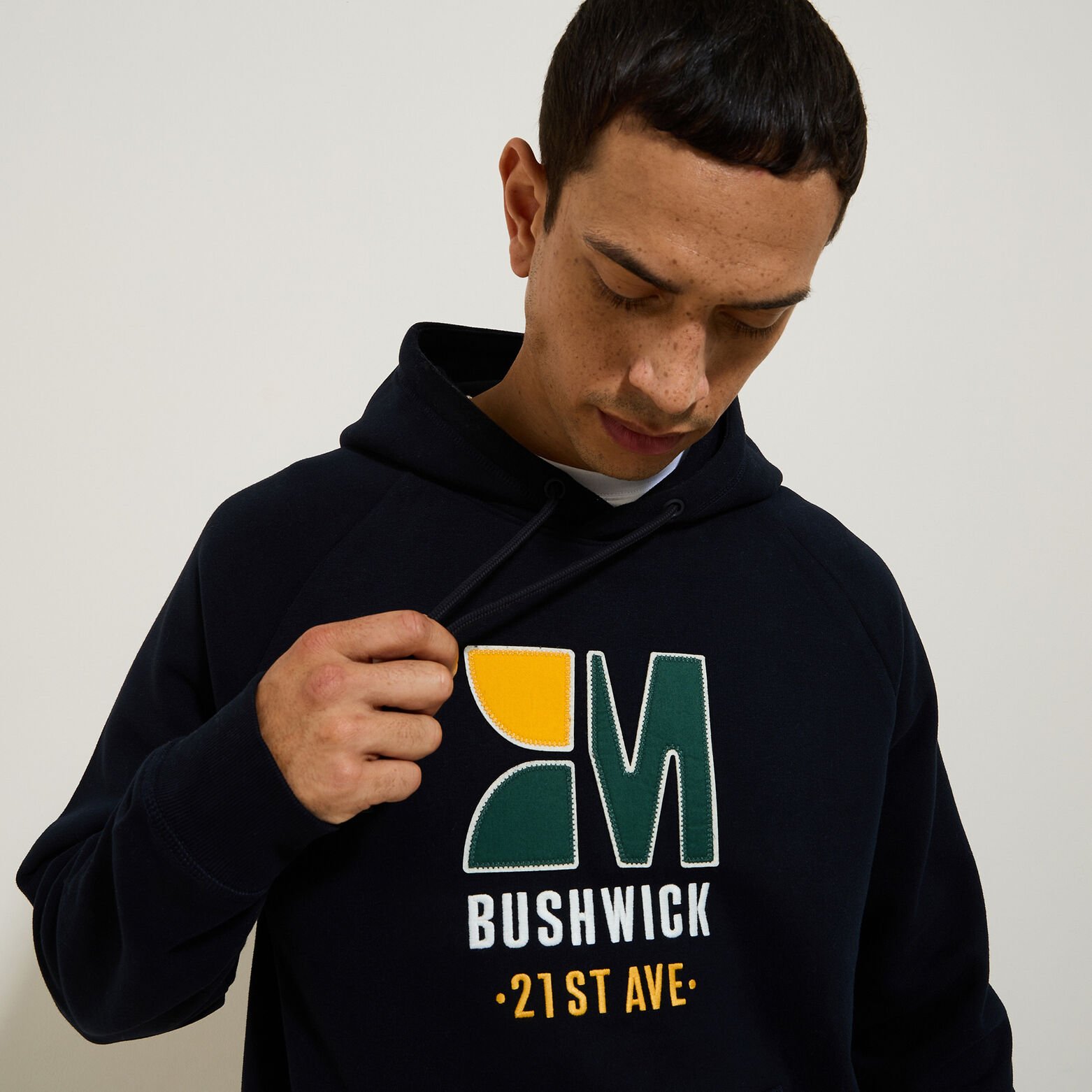 Sweat &agrave; capuche patch et broderie devant