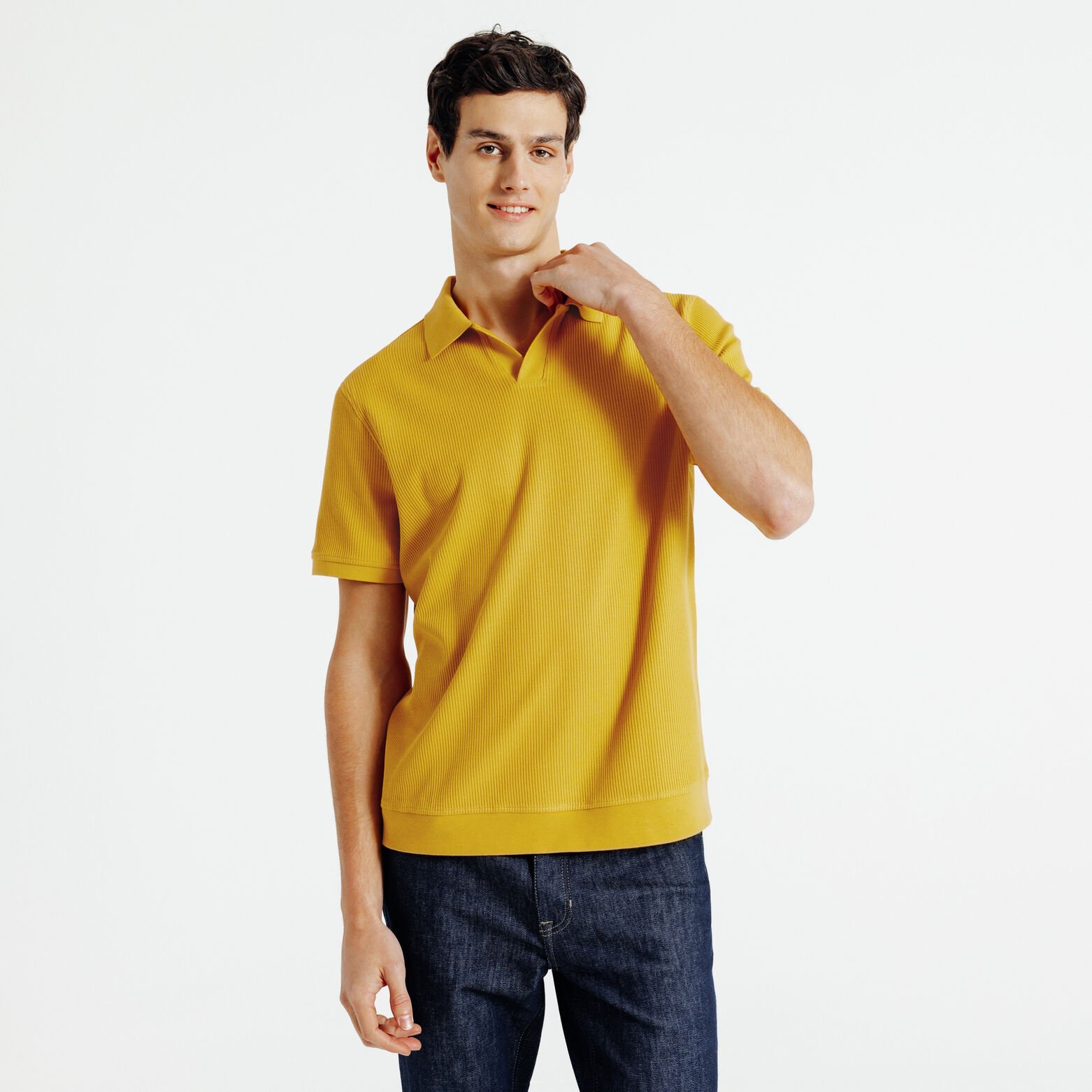 Polo manches courtes textur&eacute; col resort