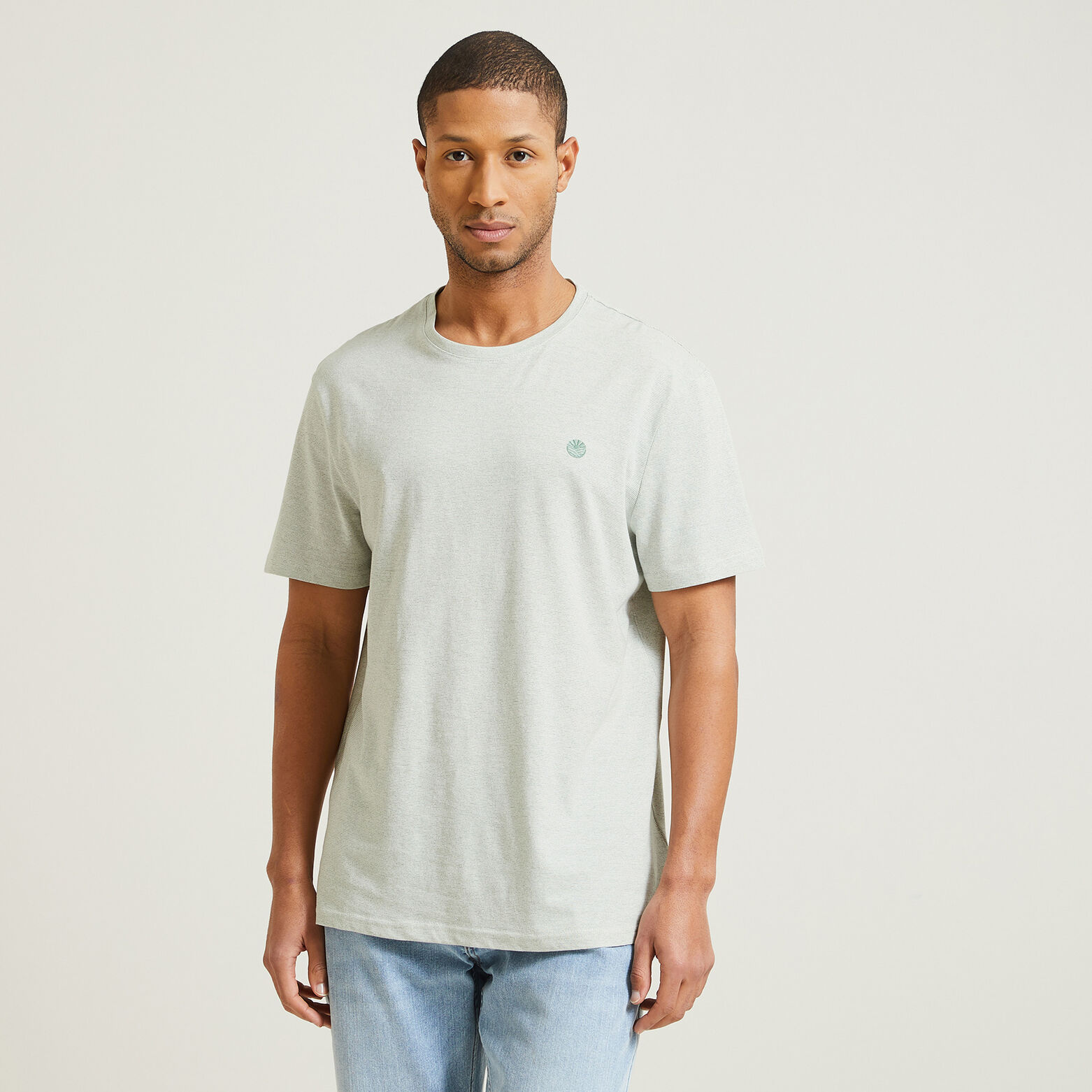 T-shirt met microstrepen en borduursel op de borst