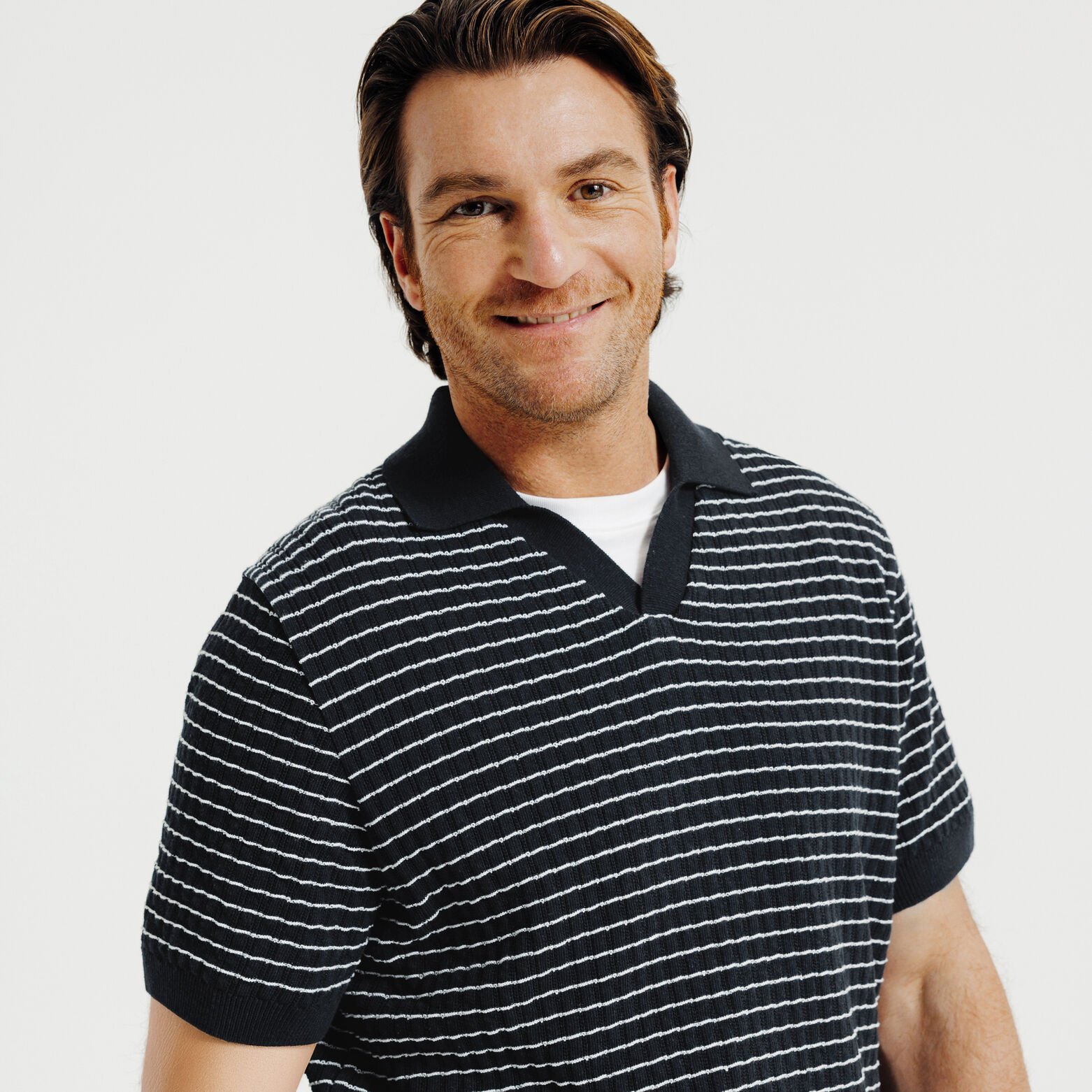 Pull manches courtes col polo resort ray&eacute; relief&eacute;