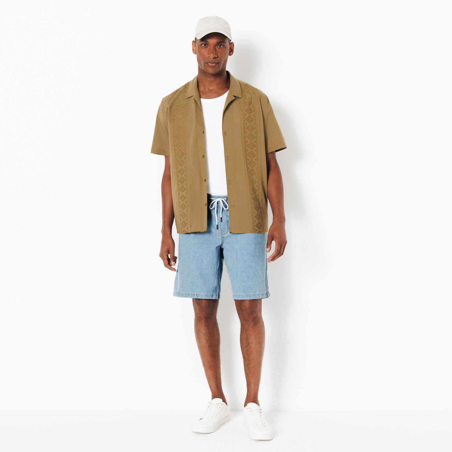 Short en jean d&eacute;tail charpentier