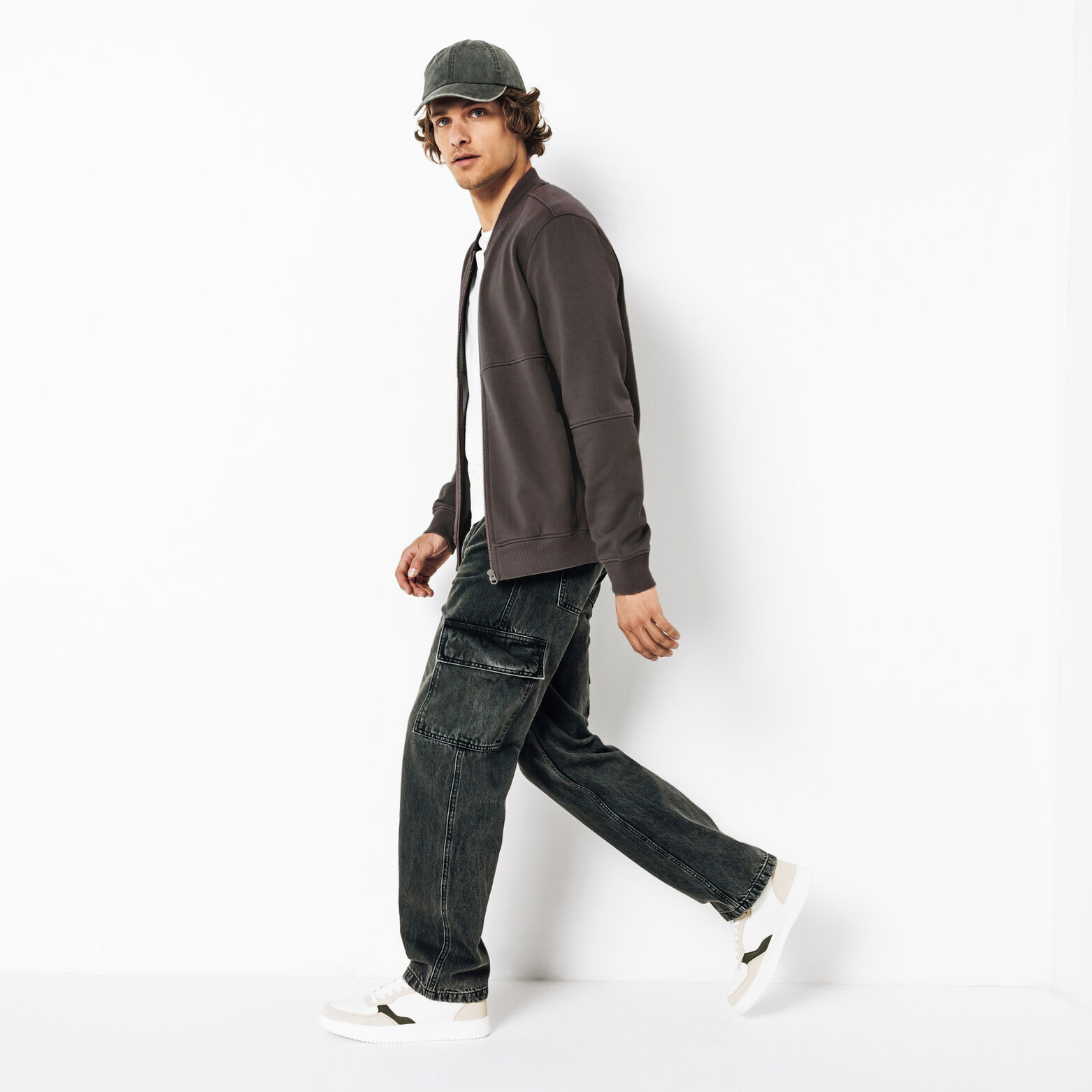 Sweat zipp&eacute; mati&egrave;re effet d&eacute;lav&eacute;