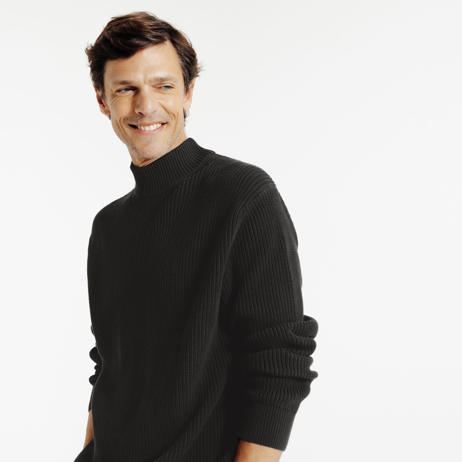 Pull col chemin&eacute;e en c&ocirc;te