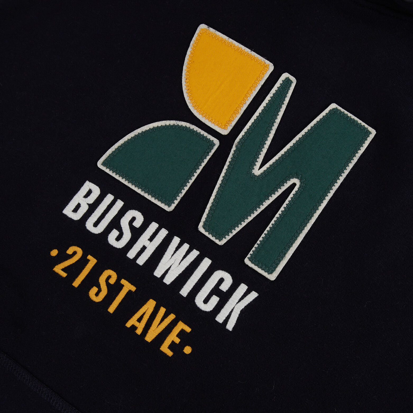 Sweat &agrave; capuche patch et broderie devant