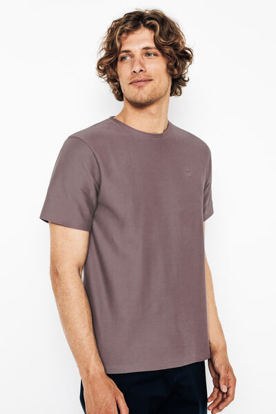 Tee shirt brod&eacute; mati&egrave;re reli&eacute;f&eacute;e