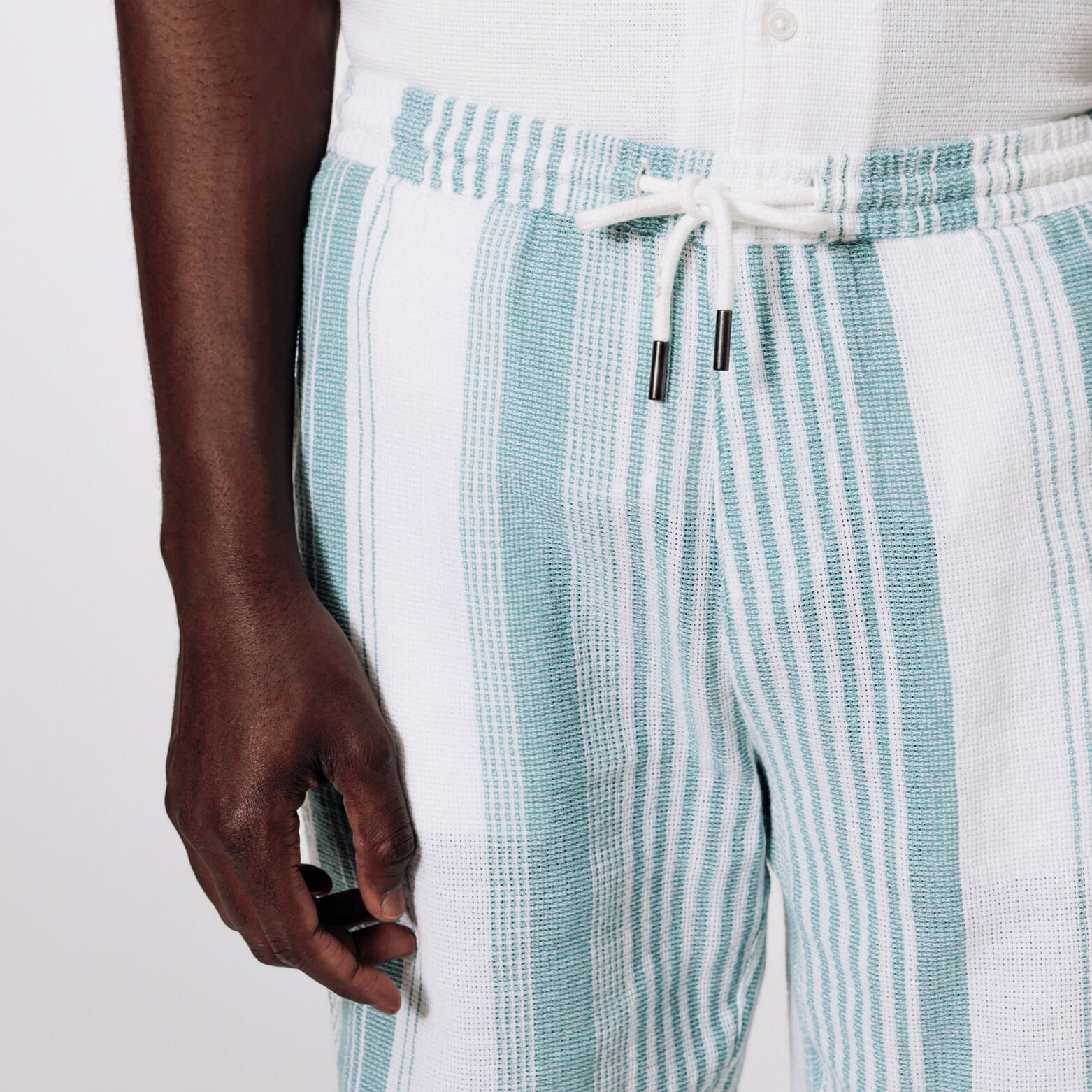 Bermuda met gestreepte fantasieprint in reli&euml;fsto