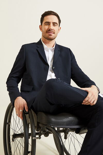 Veste de costume pour personne &agrave; mobilit&eacute; r&eacute;duite