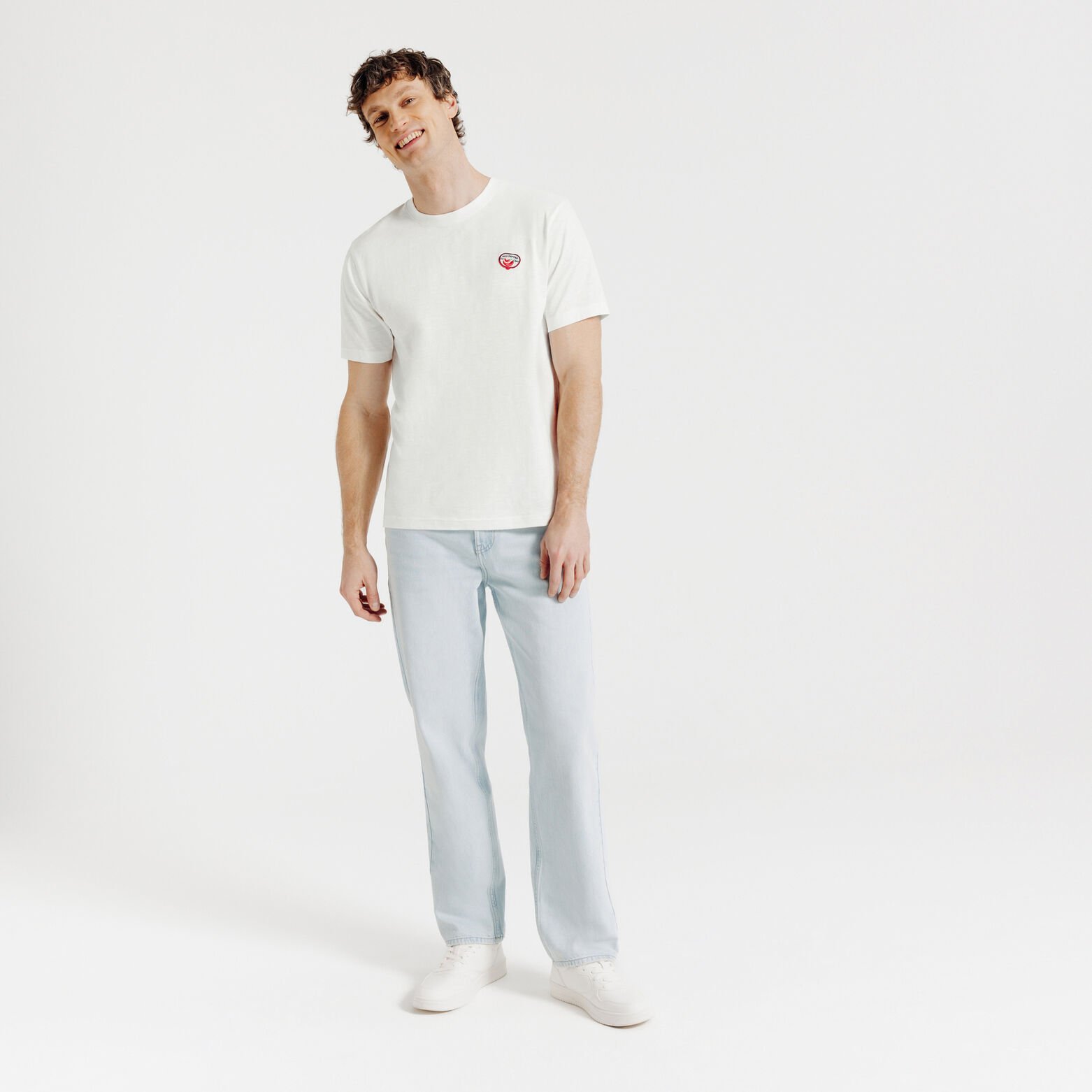 T-shirt in gevlamde stof met borduursel op de bors