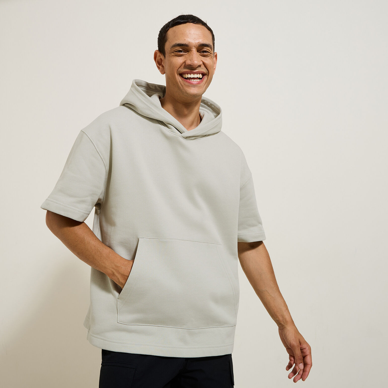 Sweat &agrave; capuche manches courtes uni