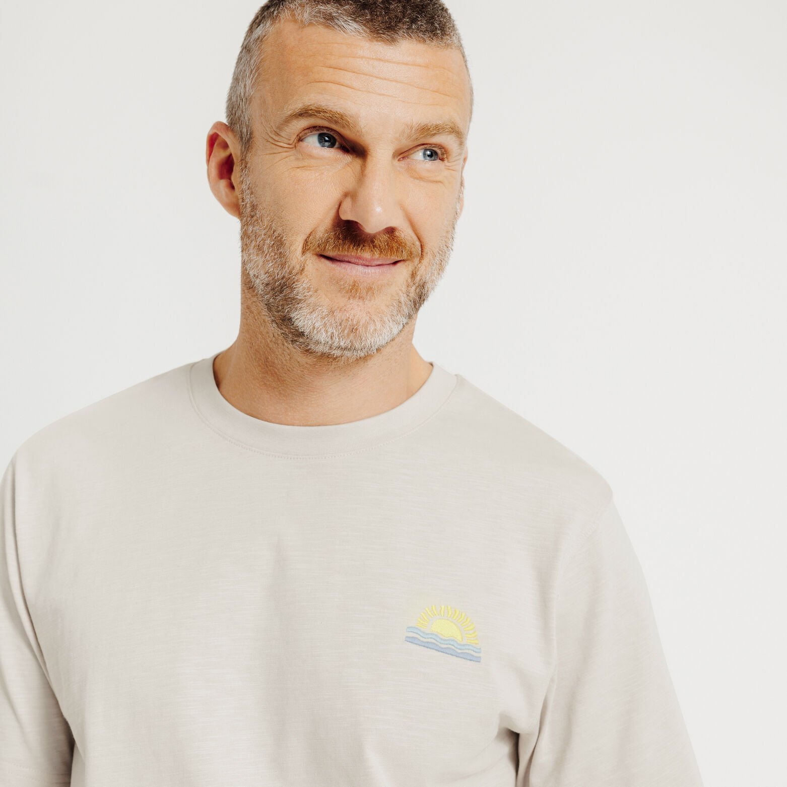 Tee shirt mati&egrave;re flamm&eacute;e broderie poitrine