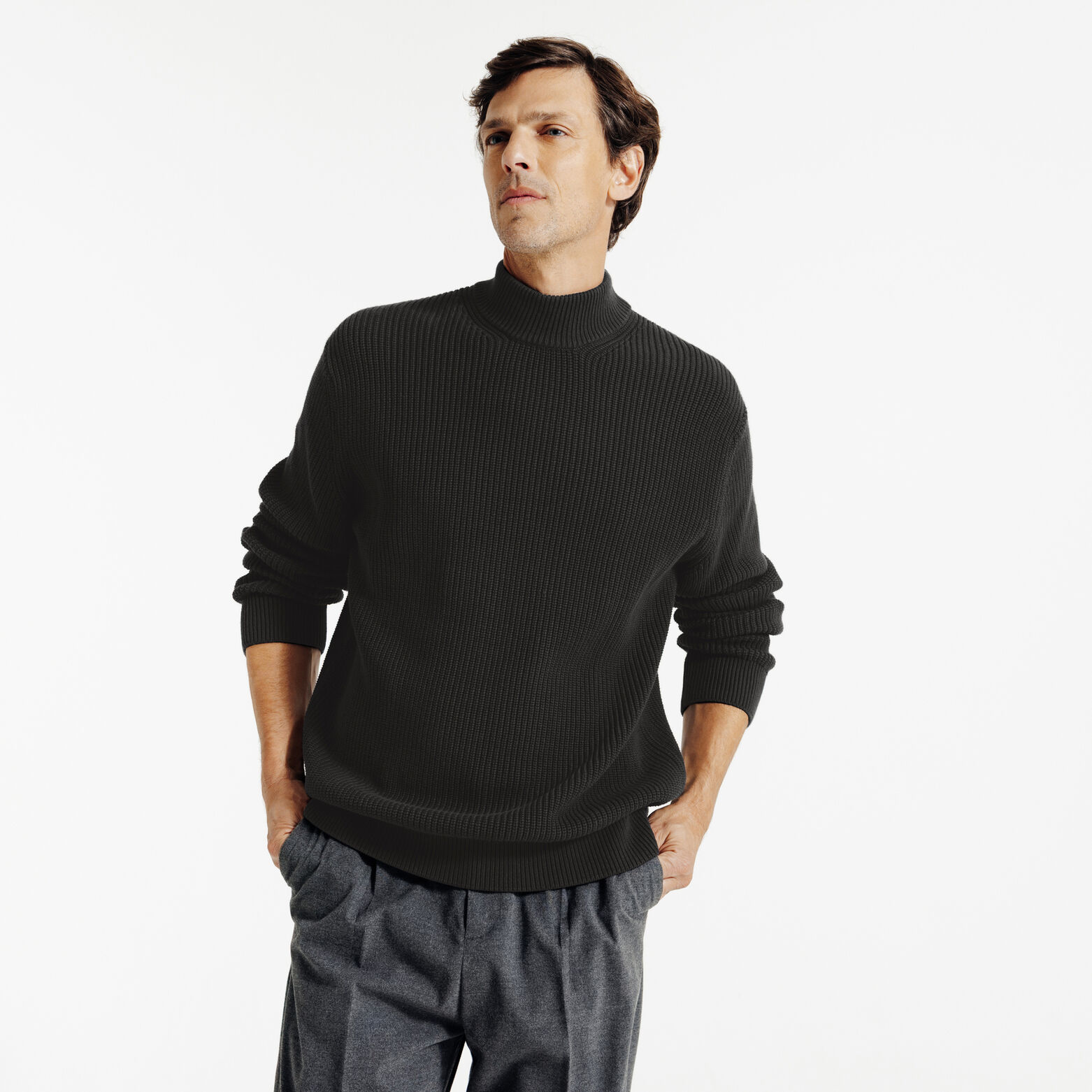 Pull col chemin&eacute;e en c&ocirc;te