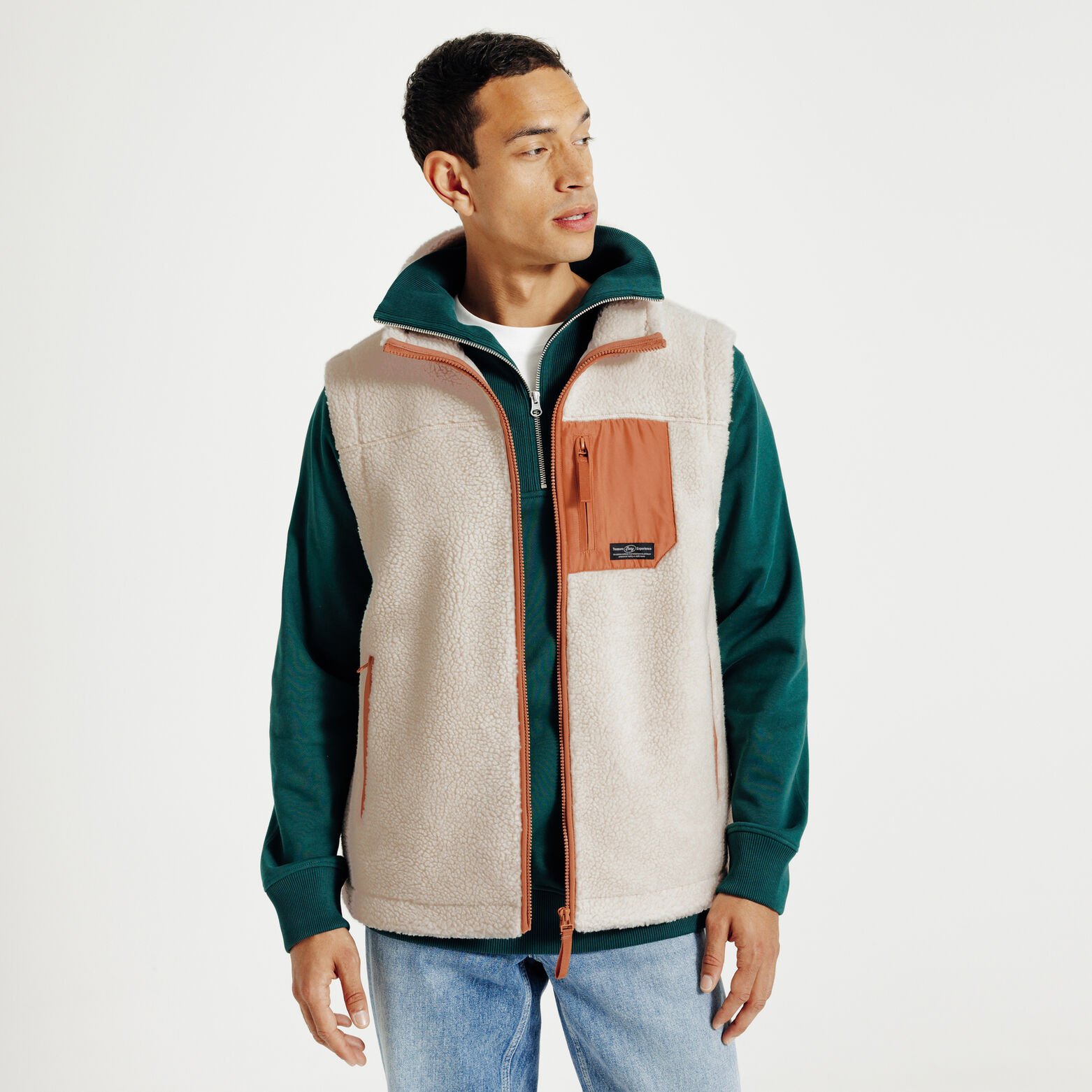 Veste sans manche en sherpa contrast&eacute;e