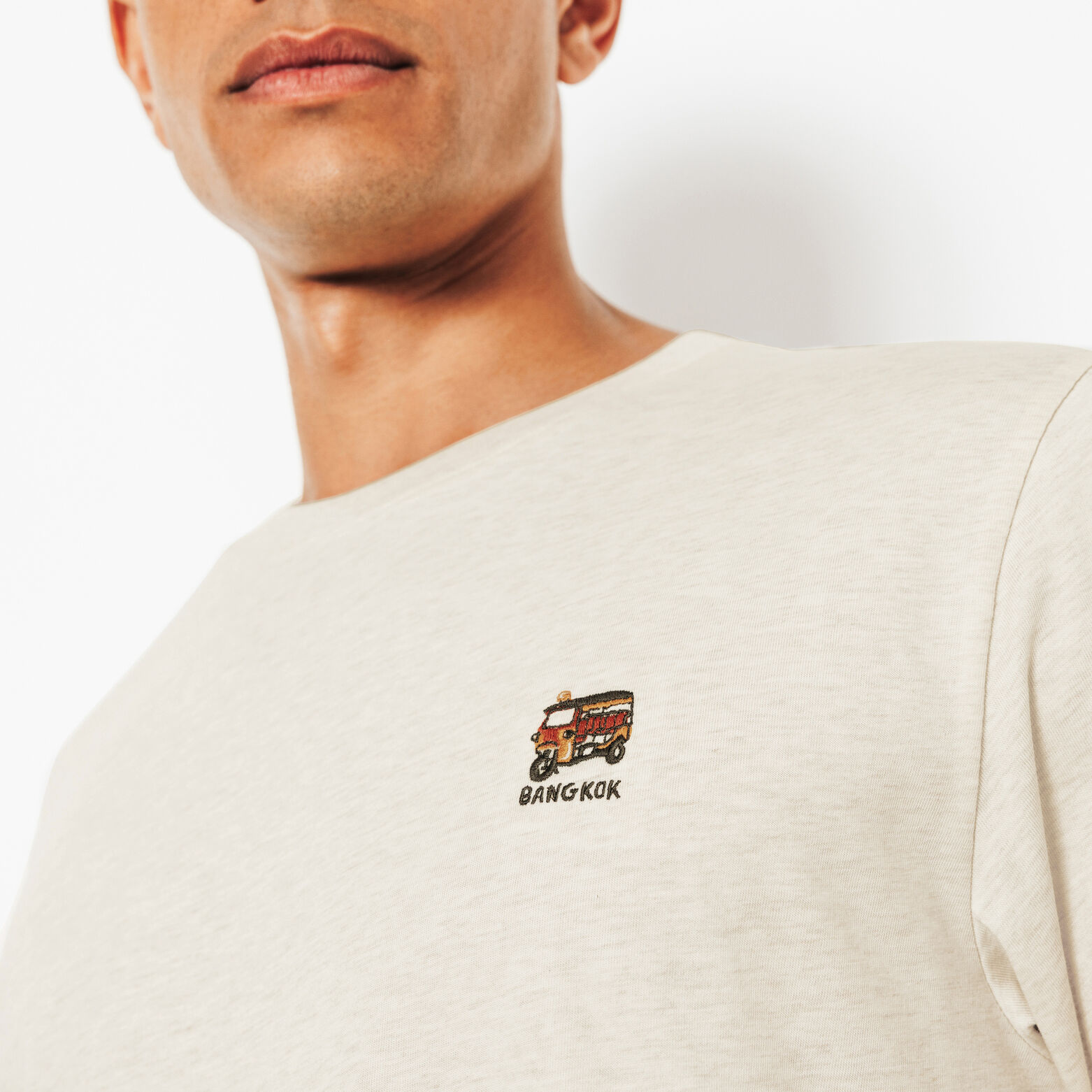 Geborduurd t-shirt ronde hals in gem&ecirc;leerde stof