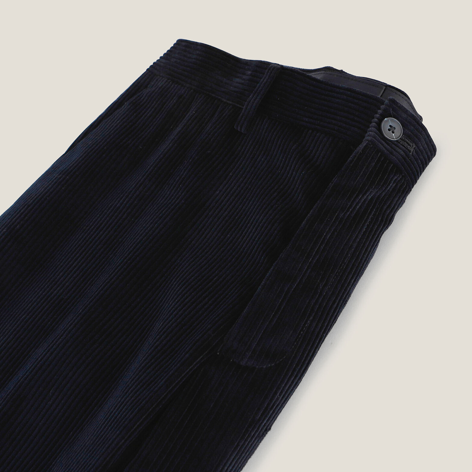 Pantalon de costume confort en velours c&ocirc;tel&eacute;