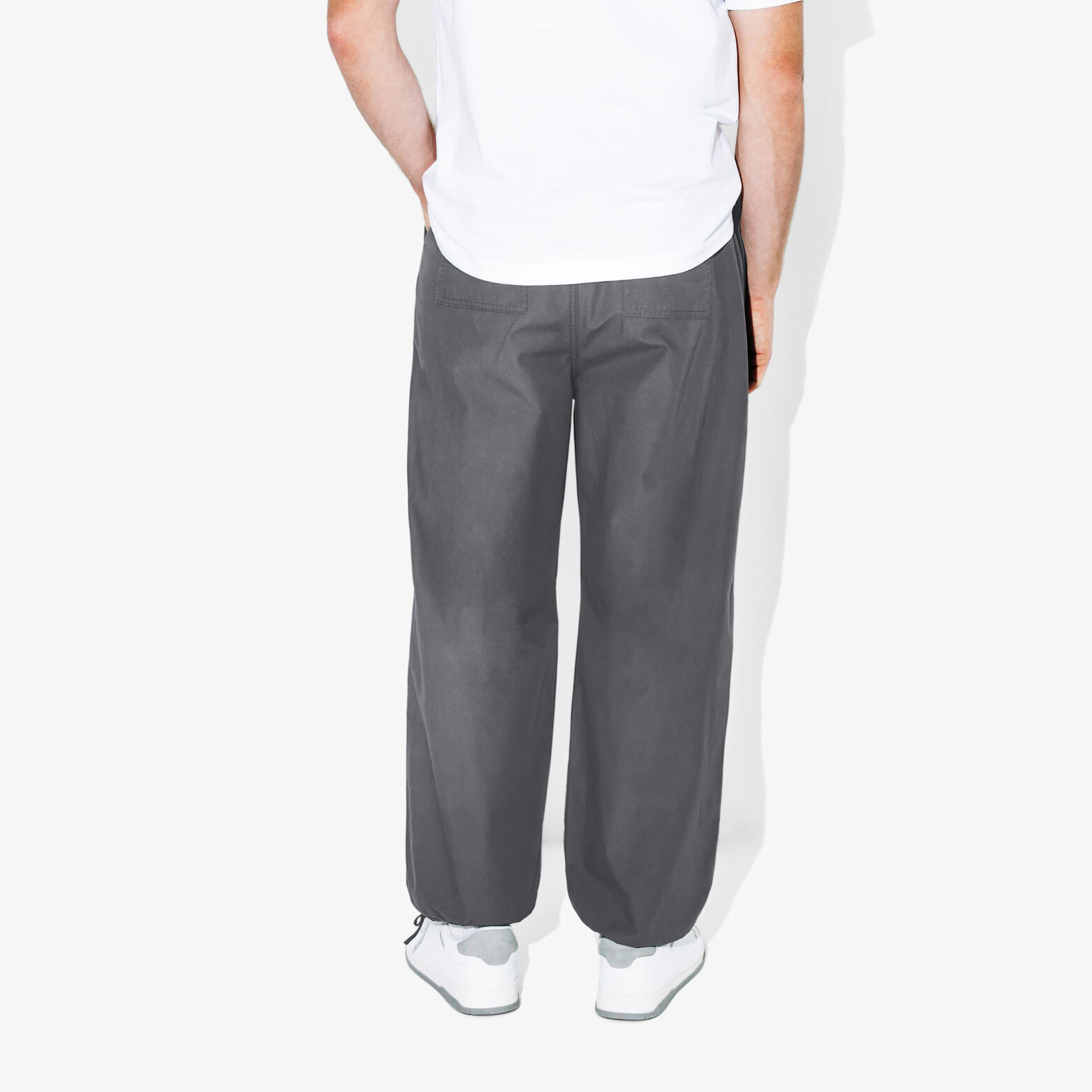Pantalon chino large avec d&eacute;coupes