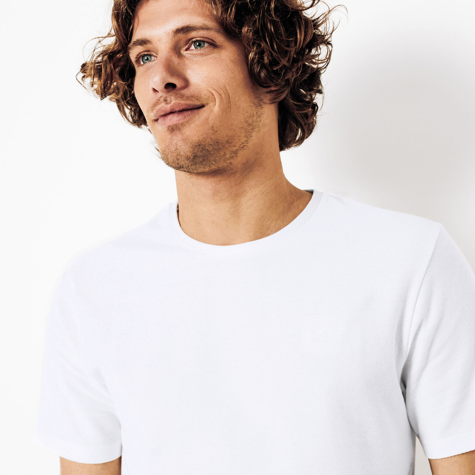 Tee shirt brod&eacute; mati&egrave;re reli&eacute;f&eacute;e