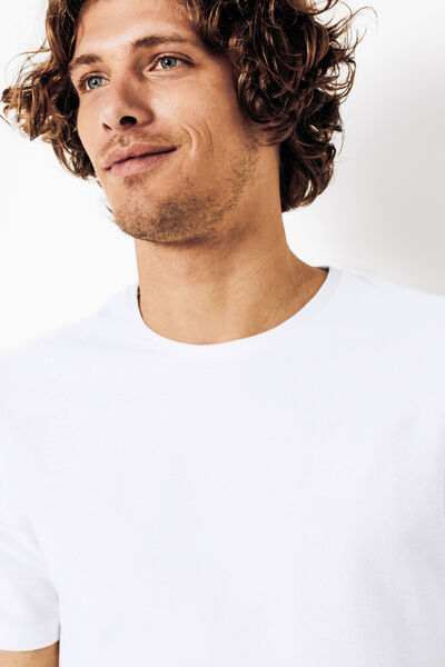 Tee shirt brod&eacute; mati&egrave;re reli&eacute;f&eacute;e