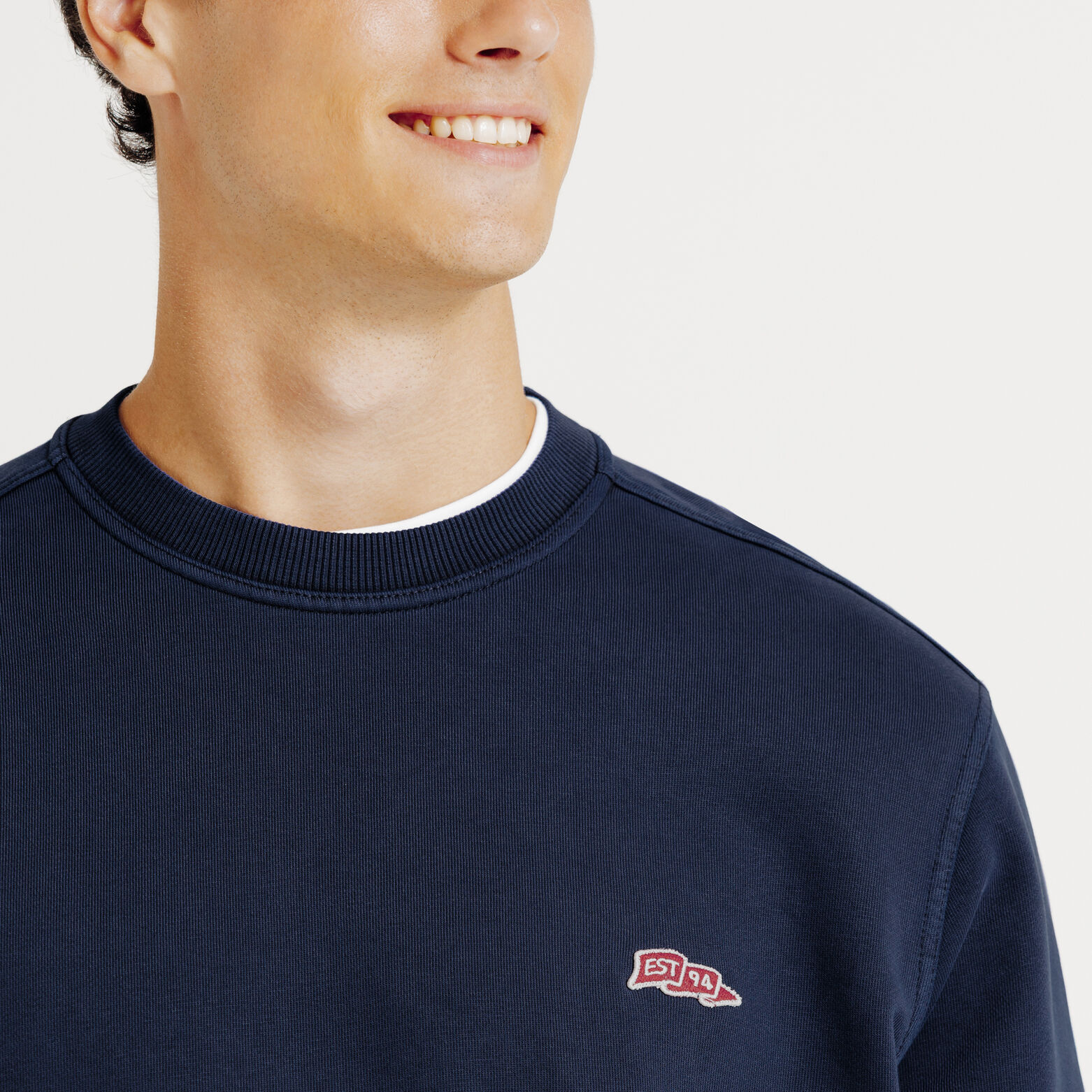 Sweat col rond effet d&eacute;lav&eacute; patch